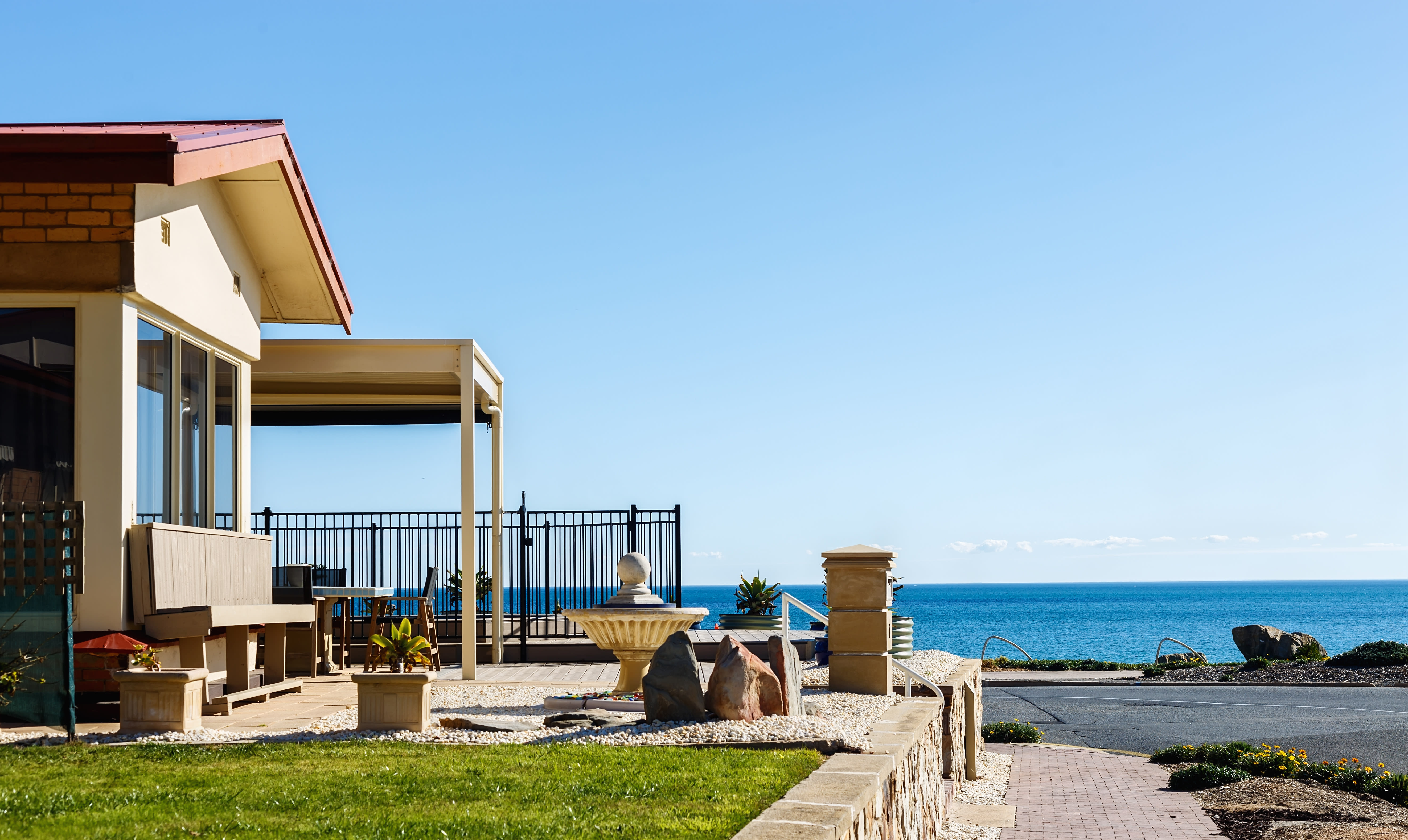 Pricing for Perfection: The Strategic Art of Pricing a Waterfront Home to Sell inception-app-prod/NGQyYWY1ZTctNjY4ZS00ZTBkLThjNjgtZGJiOThlNGRlMmJh/content/2025/10/be8ac841241ff7418a3404208f9a3666448e1ef2.jpg