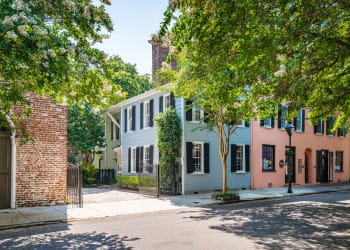Notable Charleston Single House inception-app-prod/NTIyYTIwMGEtNDk3ZC00NzQzLWE1ZGYtMjFlZmE4ZmIxZjgw/content/2022/07/8e9165b348ccea8fff4926a945f755010360c99b.jpg
