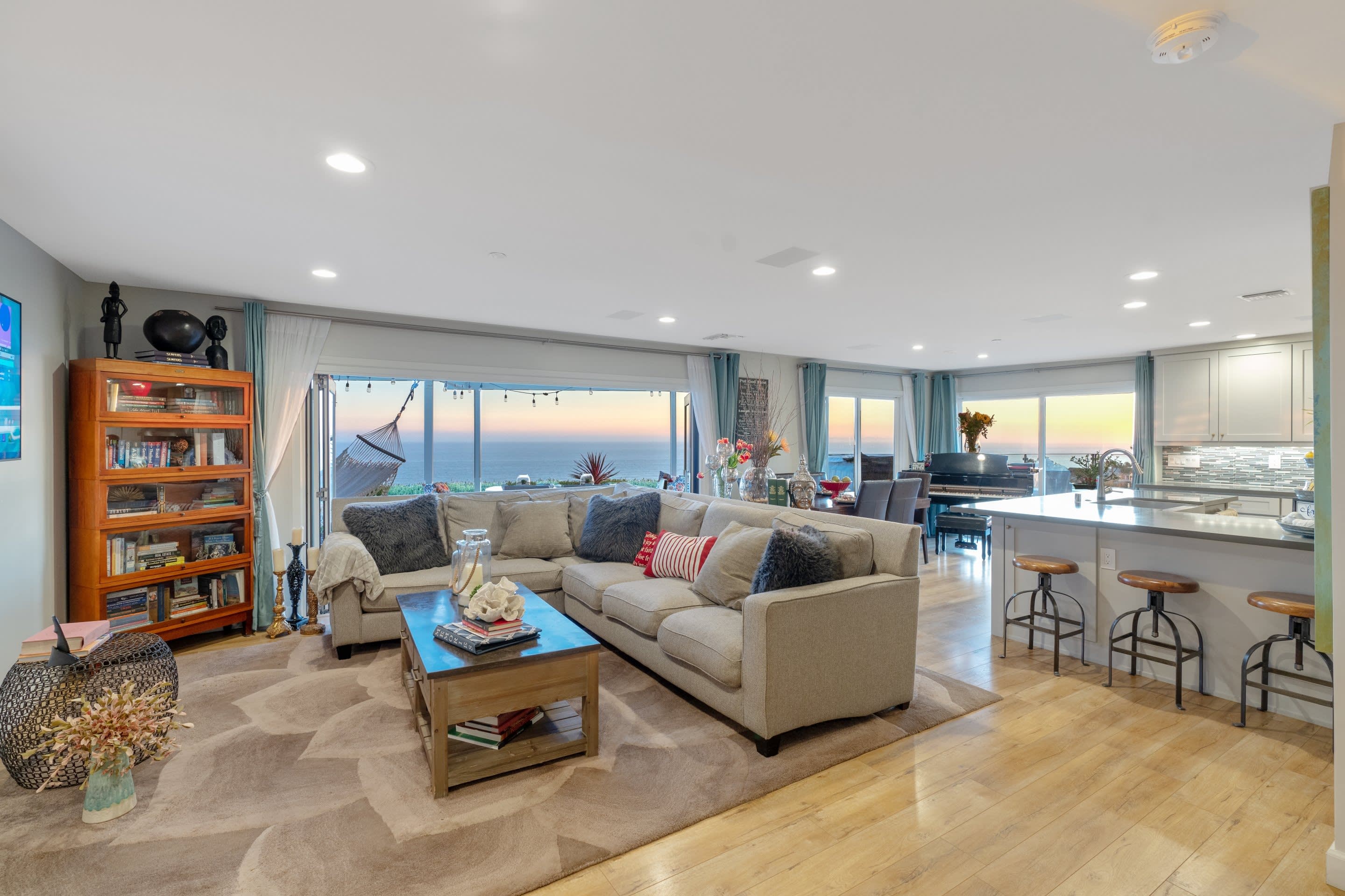 1802 La Cima, San Clemente, CA 92672 inception-app-prod/NTJiYjJkNDItYjVkZi00M2M5LTlmOTMtZmE3ODNiMjg4NTc3/content/2021/01/011-2.jpg