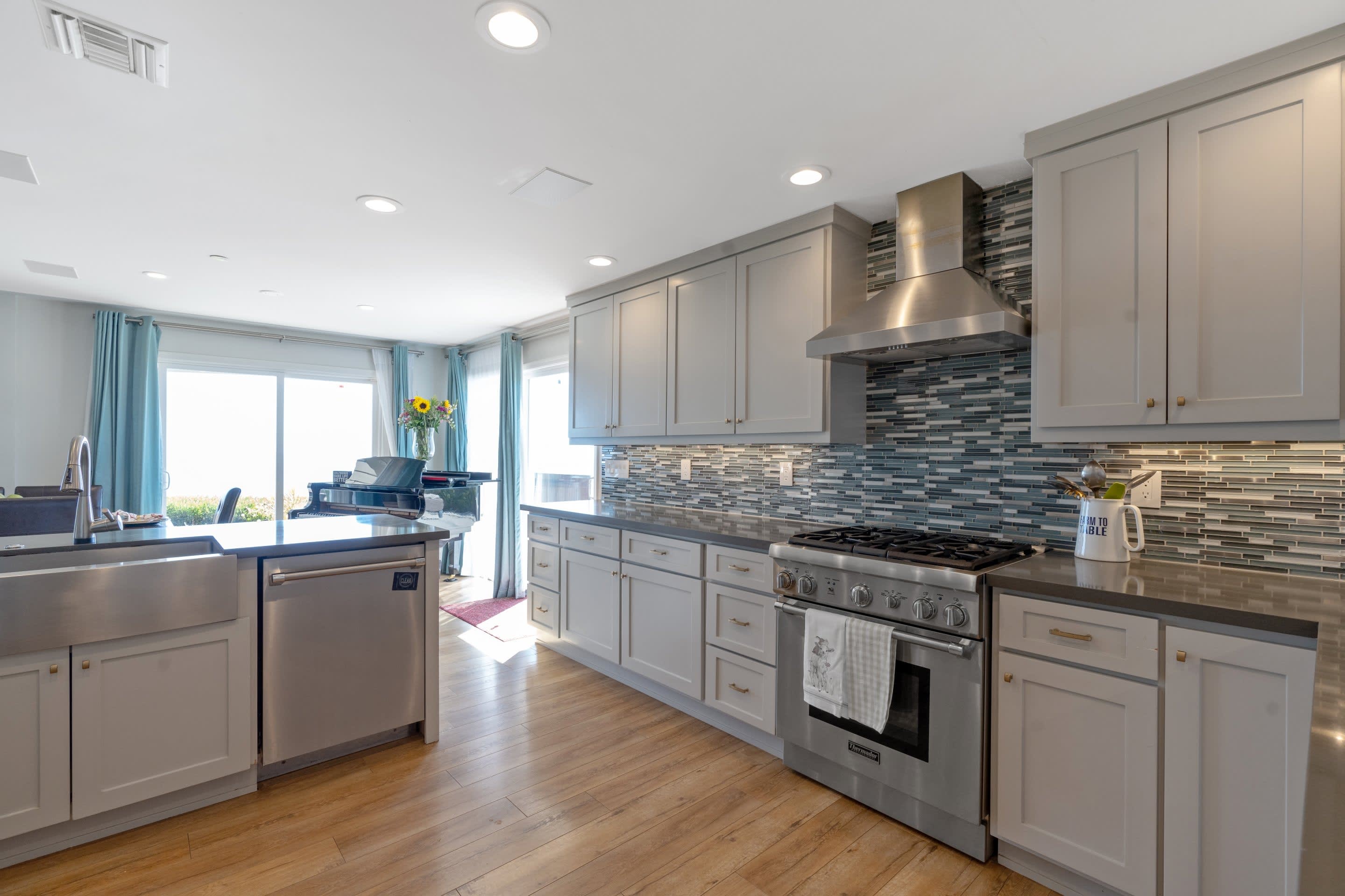 1802 La Cima, San Clemente, CA 92672 inception-app-prod/NTJiYjJkNDItYjVkZi00M2M5LTlmOTMtZmE3ODNiMjg4NTc3/content/2021/01/017-2.jpg