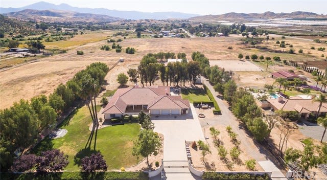 Gorgeous Ranches and Homes in Lake Mathews inception-app-prod/NTM4Zjk5NTMtMmUyOC00NjI3LTg2N2QtNjJmMzU0NjZkYzYy/content/2017/05/22681 Rolling Meadow-2.jpg