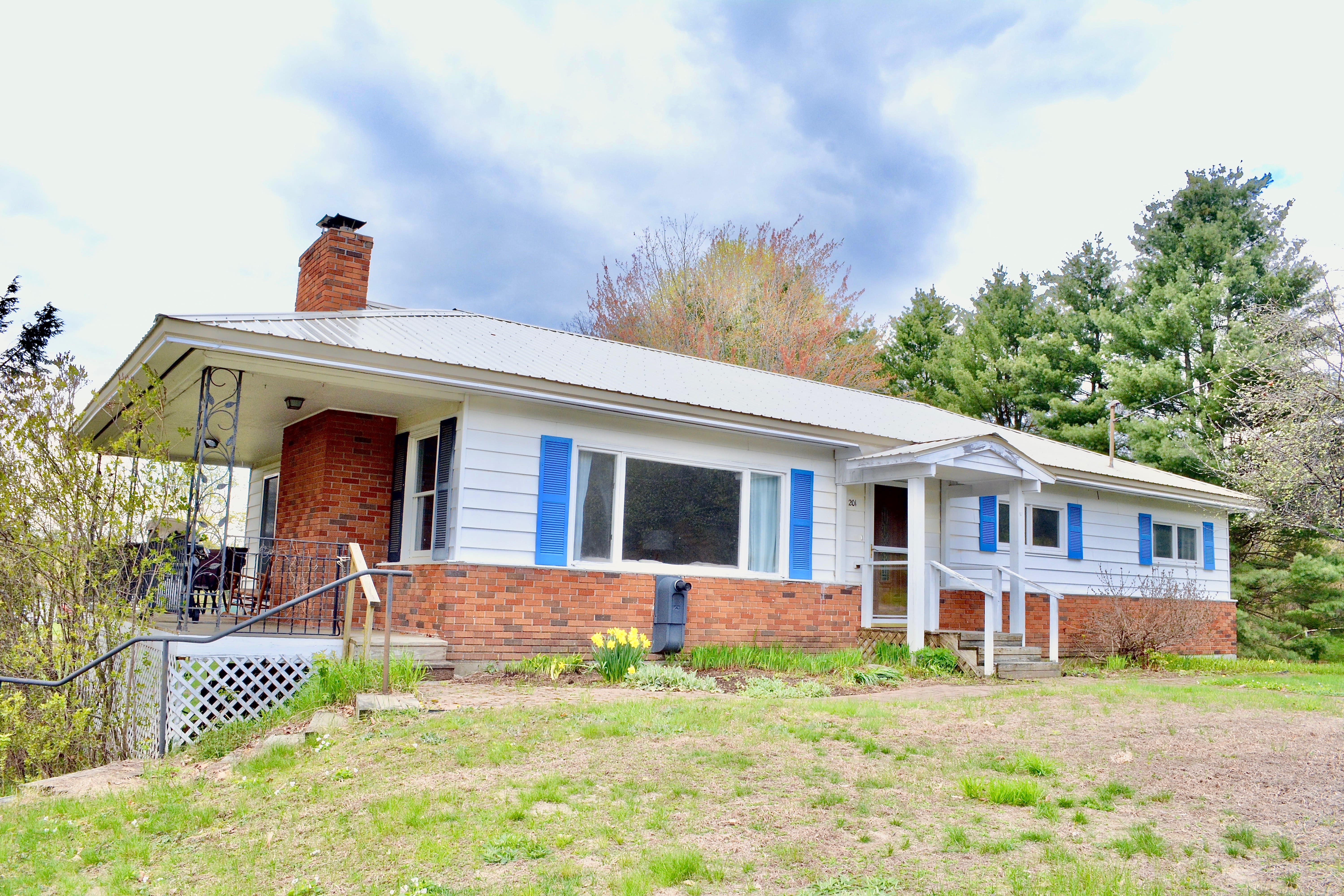 Charming 4Bed, 1.5 Bath: $215,000 inception-app-prod/NTNmMTNhNjQtNDQ0Ni00Zjg0LTliOTQtNDNkYmM3Y2JiNmQz/content/2019/07/1a.-2.jpeg