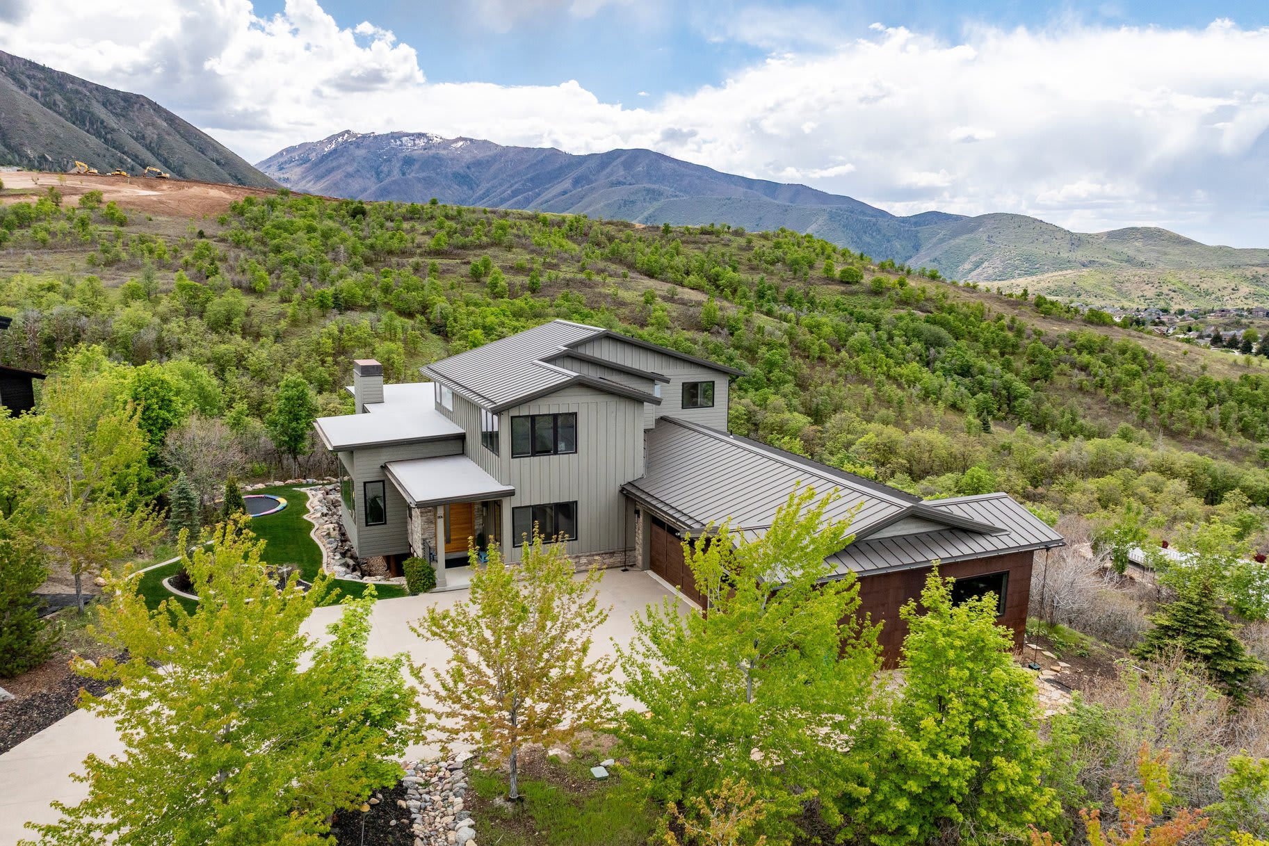 Salt Lake County Real Estate in 2026: What the Economic Data Means for Luxury Home Buyers & Sellers inception-app-prod/NTQ4OGMzMzgtZjJkOC00YmI3LWIzNmEtYzFkZGMwZTFhY2Iy/content/2026/05/f11b6372583db7edcd1ccfcae59541e0b9850552.jpg