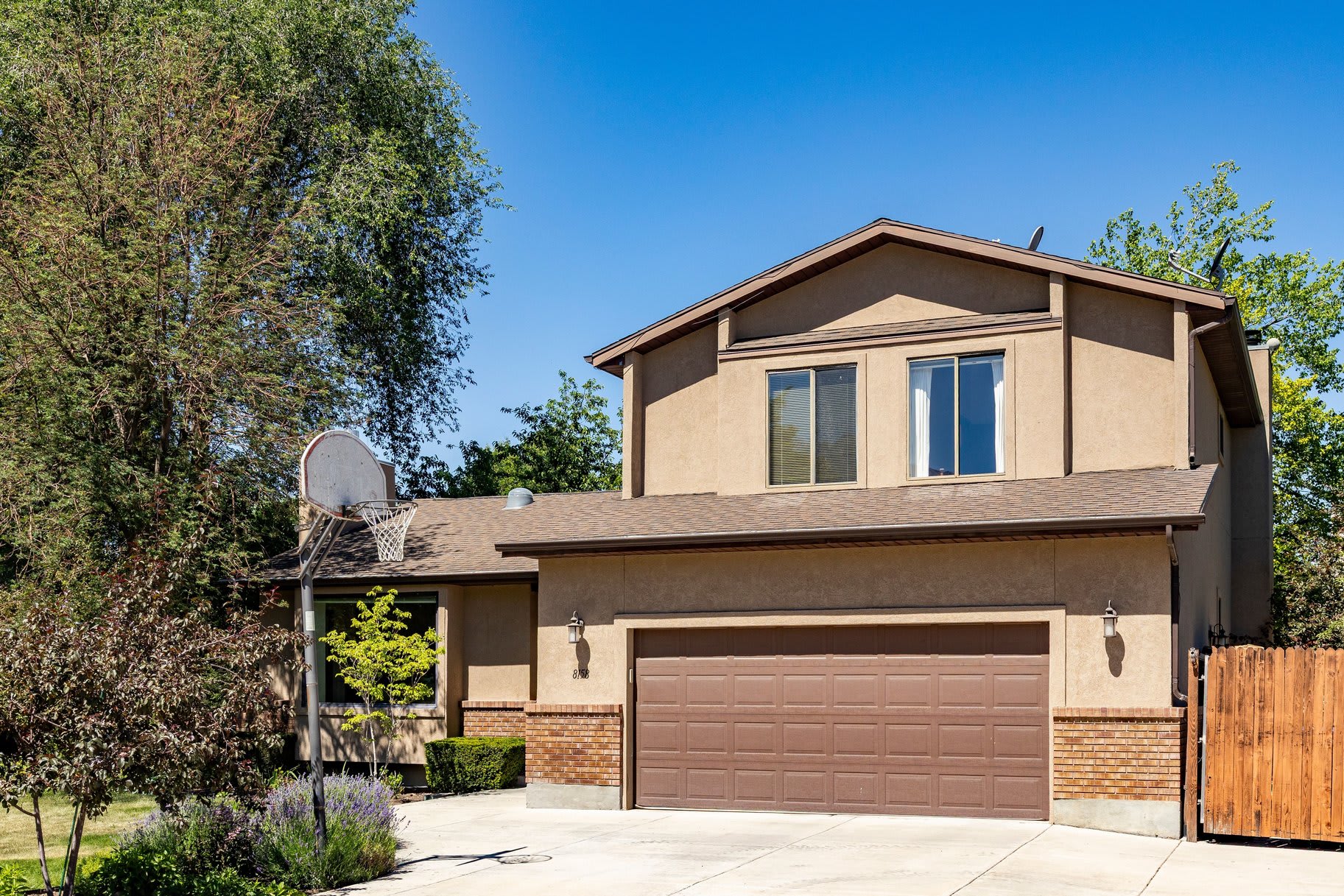 6-Bedroom Home for Sale Near Willow Creek Country Club in Sandy, Utah — What Buyers Need to Know inception-app-prod/NTQ4OGMzMzgtZjJkOC00YmI3LWIzNmEtYzFkZGMwZTFhY2Iy/content/2026/06/ac742e04759b1777d20eaa7c124555fb76fe7a7c.jpg