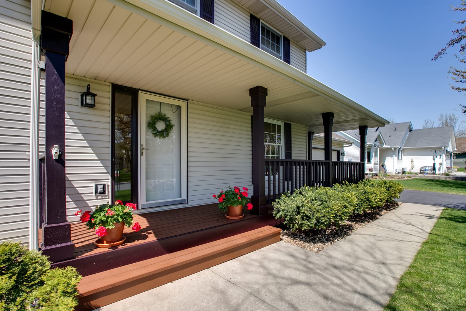 Summer of the Speed Buyer inception-app-prod/NTgyZGY4NDktNGQ1NS00MGFiLTg2NDYtOTBkYTMxMzU5NWEy/content/2021/07/1052-Briar-Glen-Ln-002.jpg