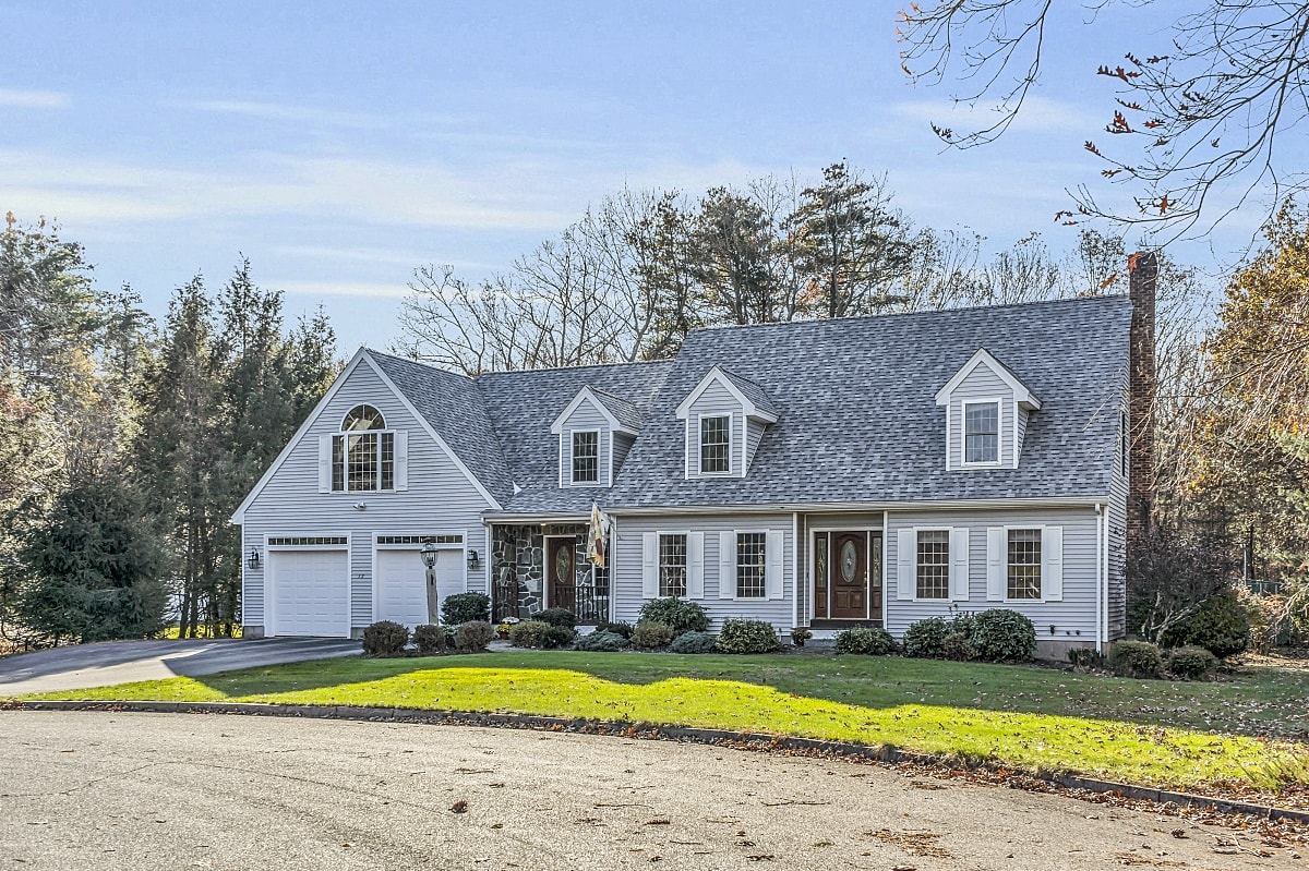 Quality-built 4 Bed, 3.5 Bath Cape on Cul-de-Sac! inception-app-prod/NThhZWEzMjktOTRhYS00N2ZhLWJlYjAtYjQ4Y2Q3NTA0MjZi/content/2024/03/b1a79bb61cb2a88e09bebd6b6082dcbc7ac15887.jpg