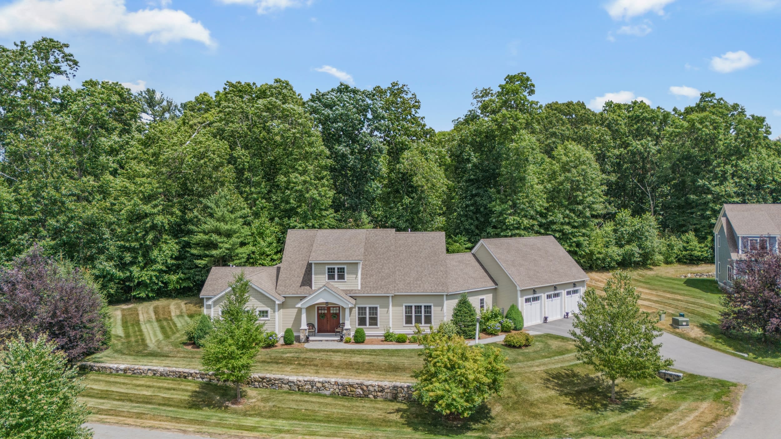 North Andover, Cul-de-sac Craftsmen style Home with first floor Primary Suite! inception-app-prod/NThhZWEzMjktOTRhYS00N2ZhLWJlYjAtYjQ4Y2Q3NTA0MjZi/content/2024/07/e9592907996a60edffc8f8e5a8cacfe1d951e6bf.jpg