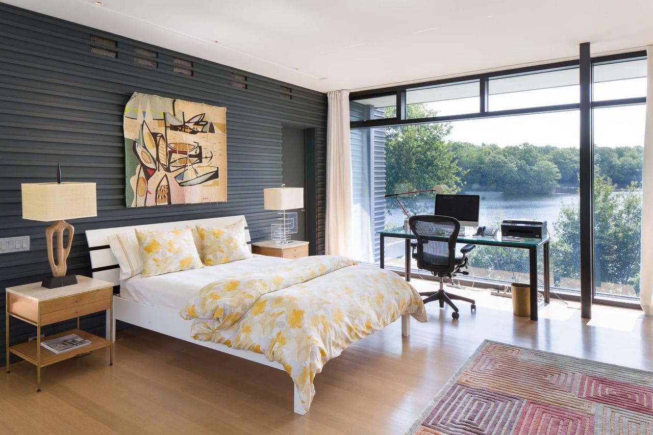 What Is Home Staging? inception-app-prod/NWQ4ODhlZWEtZmMwMC00NmQ3LTk1ODQtMjAwNzJlYTk5Mzc1/content/2020/02/lakefront-bedroom.jpeg