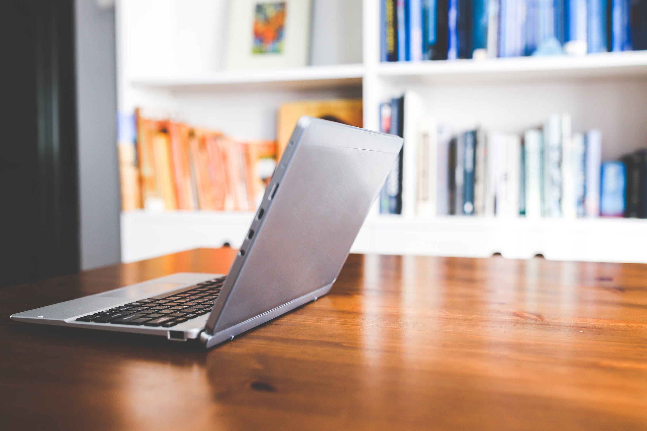 inception-app-prod/NWY2YThmZjAtNzlhYi00NzMwLThiOGUtMWJjOGE4NjFlYzM2/content/2018/10/desk-laptop-working-technology-2.jpg