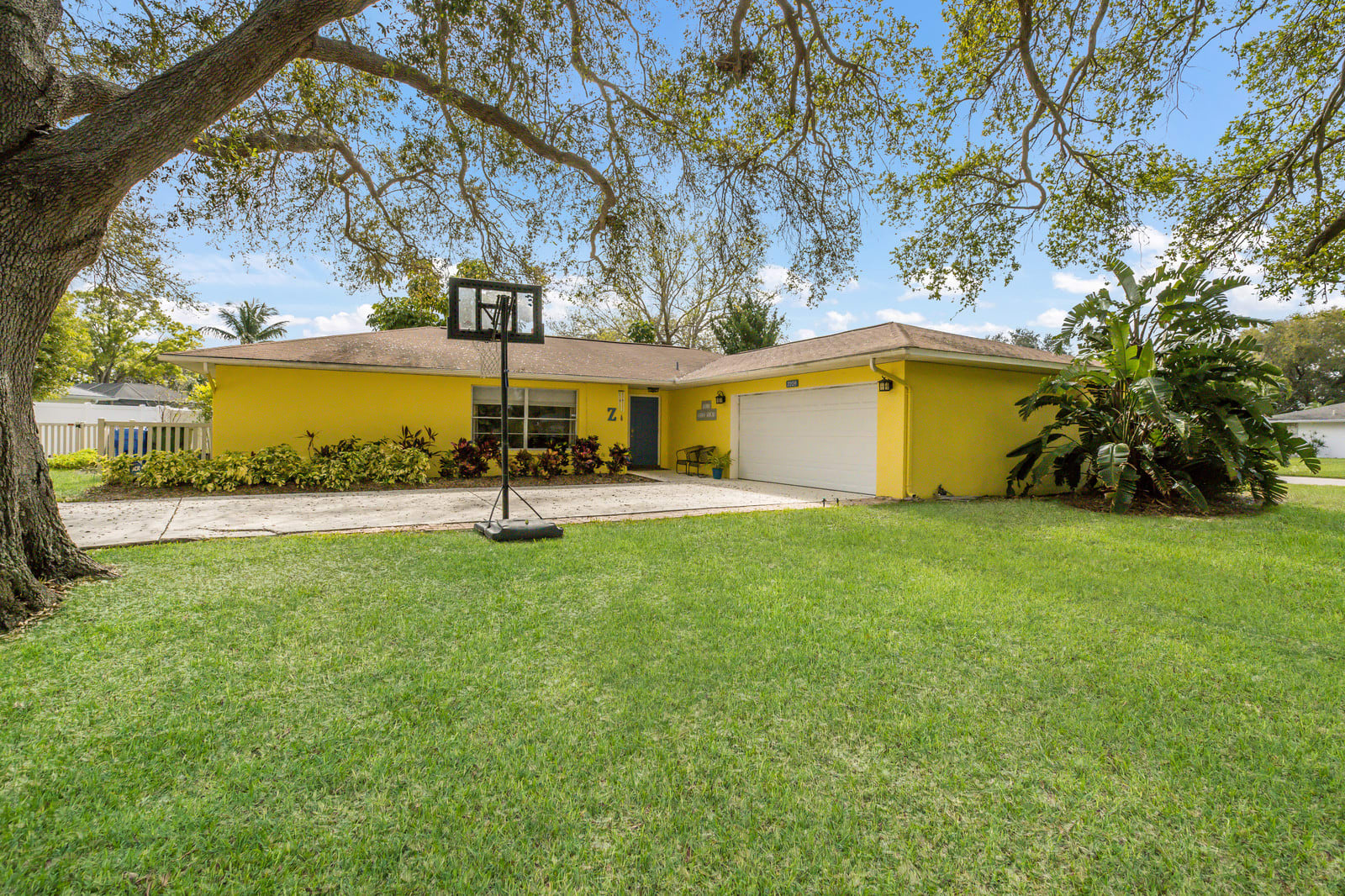 Welcome to 7209 Pointe West Boulevard!! inception-app-prod/NWZmMDQxYjgtODI2NS00OTgzLTk3MjMtMDA2MDgyZDVkZDUz/content/2020/02/03202002190003mls-2.jpg