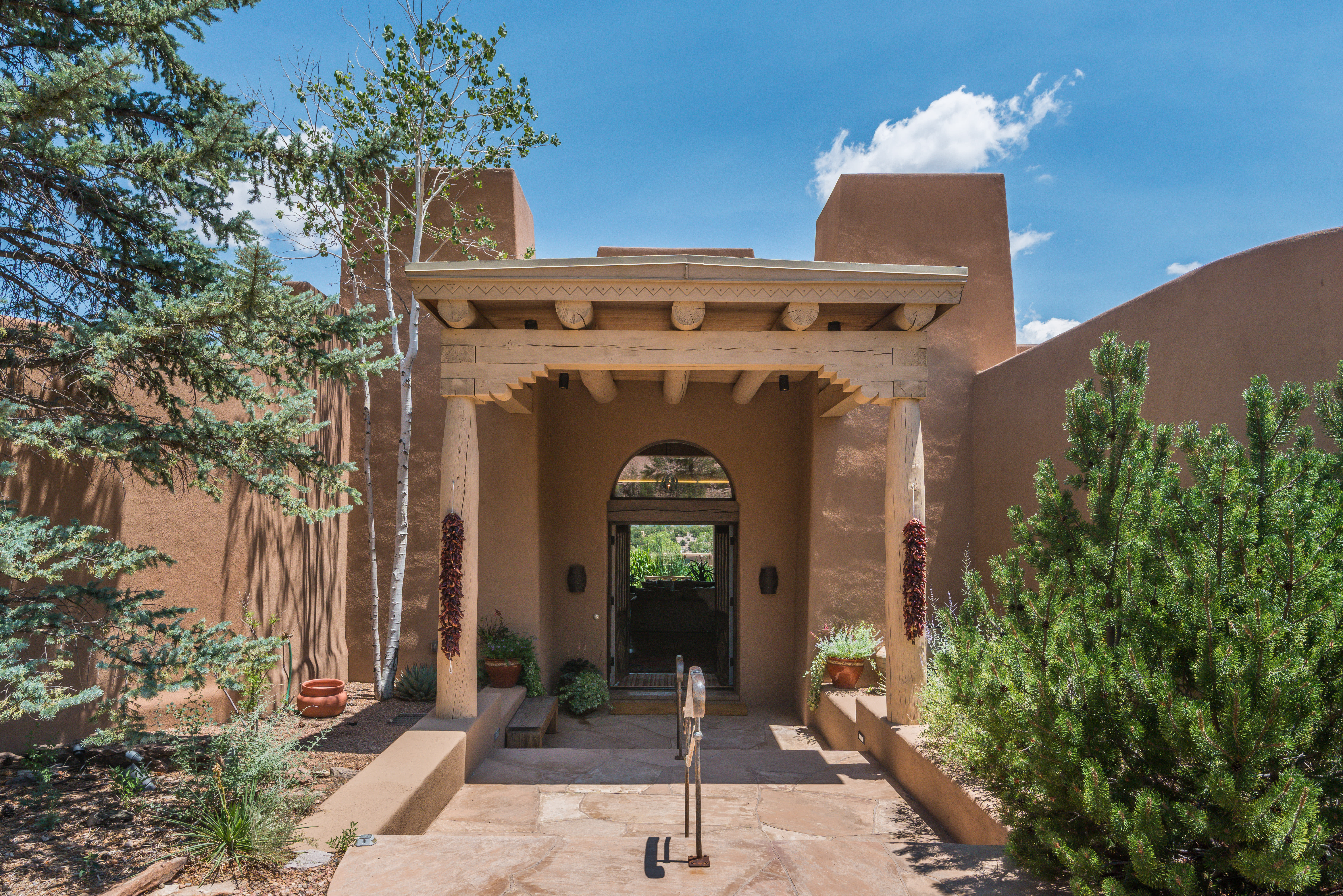 Las Campanas inception-app-prod/NjIzODk3NjEtMTRjMi00ZTAwLWFiOTEtYzc2OGNlYjM0YjZh/content/2023/08/43c802535a7378f07f280327707fdf837d191e82.jpg