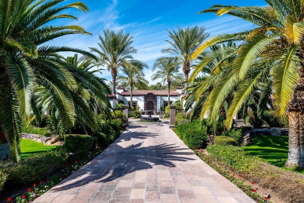 Paradise Valley inception-app-prod/NjZkOGEwZDUtZTc1MC00MjM1LWI5MjItMzM3NGJjOWYzMTQw/content/2020/07/petershousepv-3.jpg