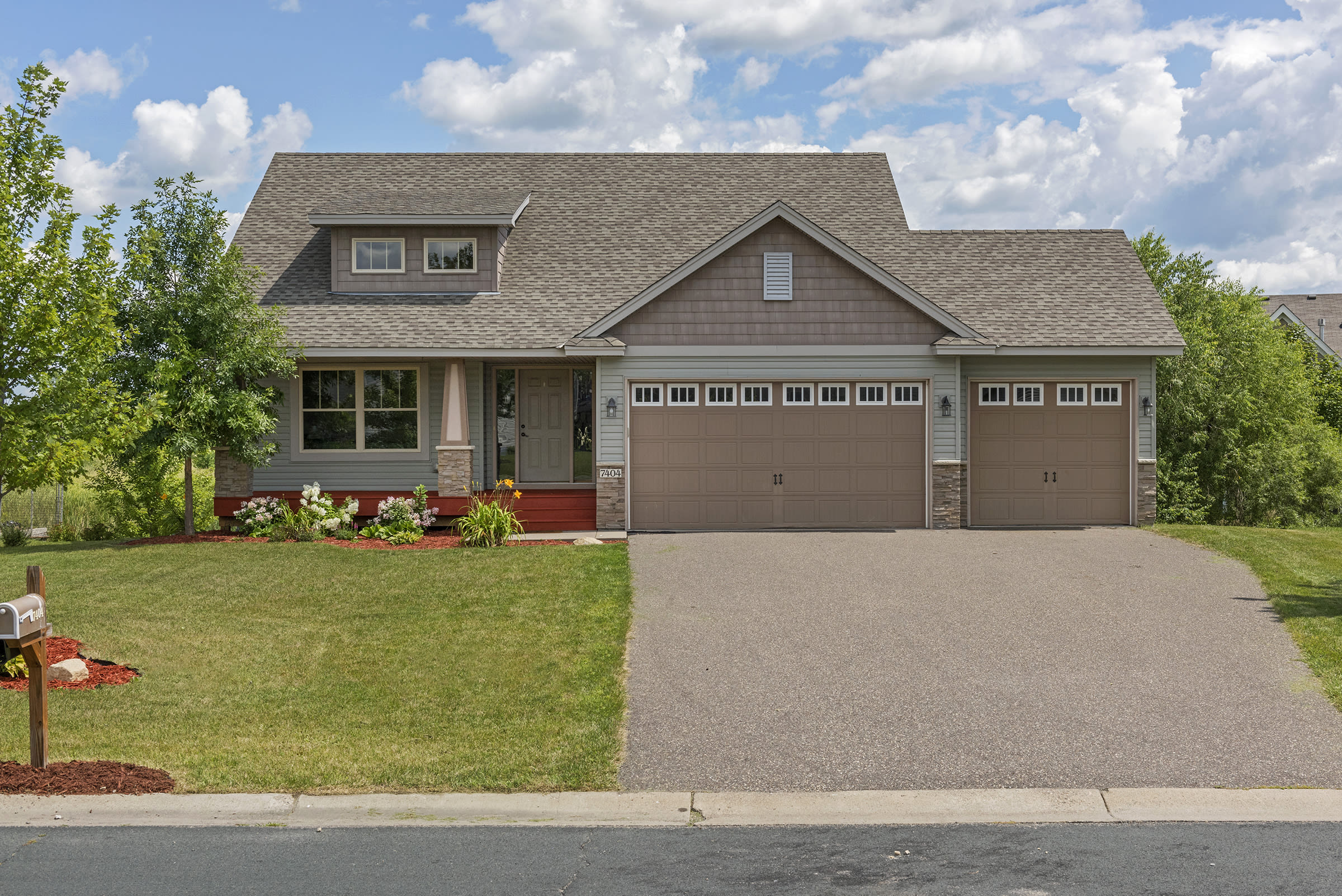 7404 Kahler Court NE, Otsego, MN inception-app-prod/NmEwNzBmMGYtMmUxNi00Yjk4LTgxZDYtYWQ1NjI2ZjAyZmY4/content/2017/08/Front View.jpg