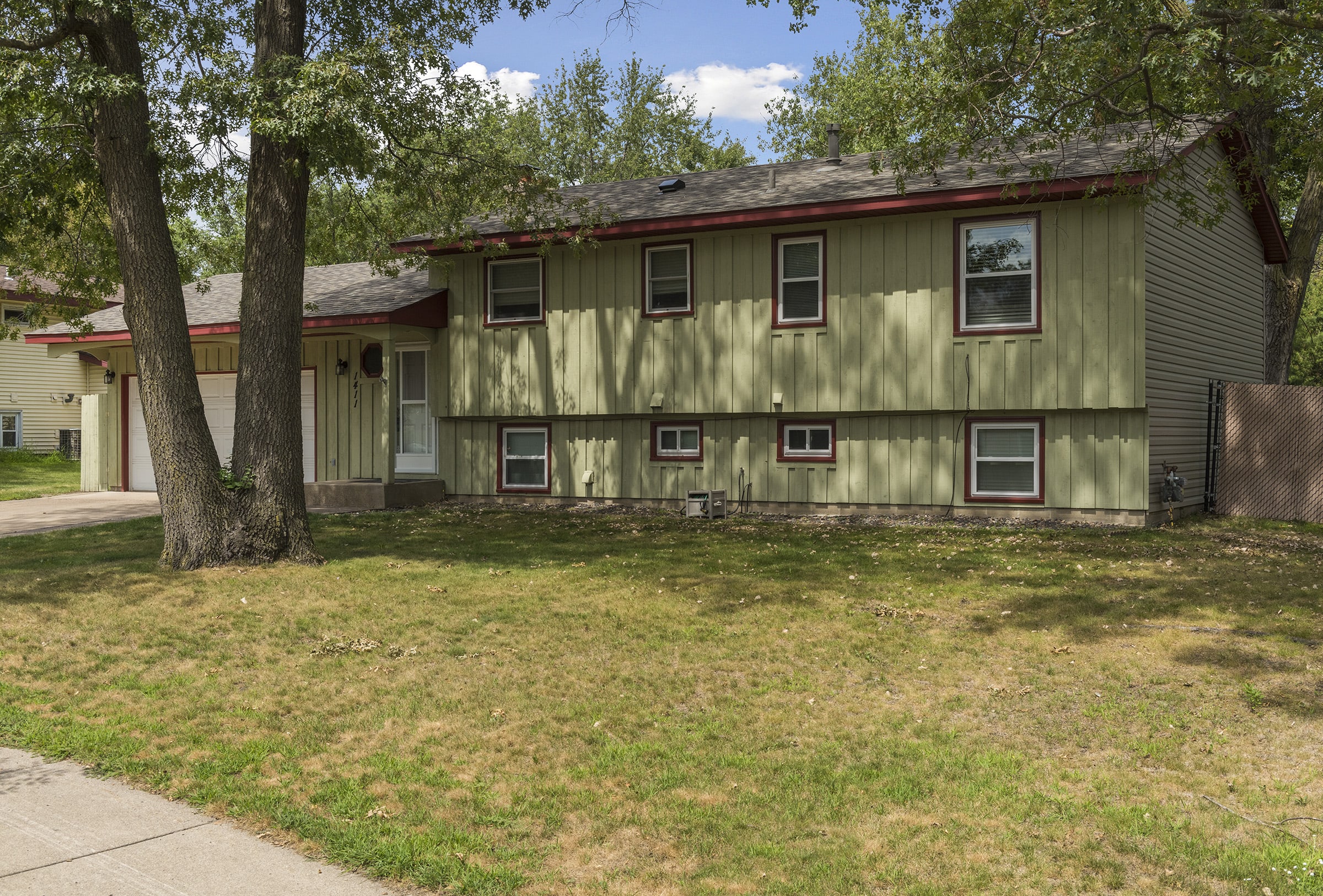 1411 98th Lane NW, Coon Rapids, MN inception-app-prod/NmEwNzBmMGYtMmUxNi00Yjk4LTgxZDYtYWQ1NjI2ZjAyZmY4/content/2017/08/photo-001-3.jpg