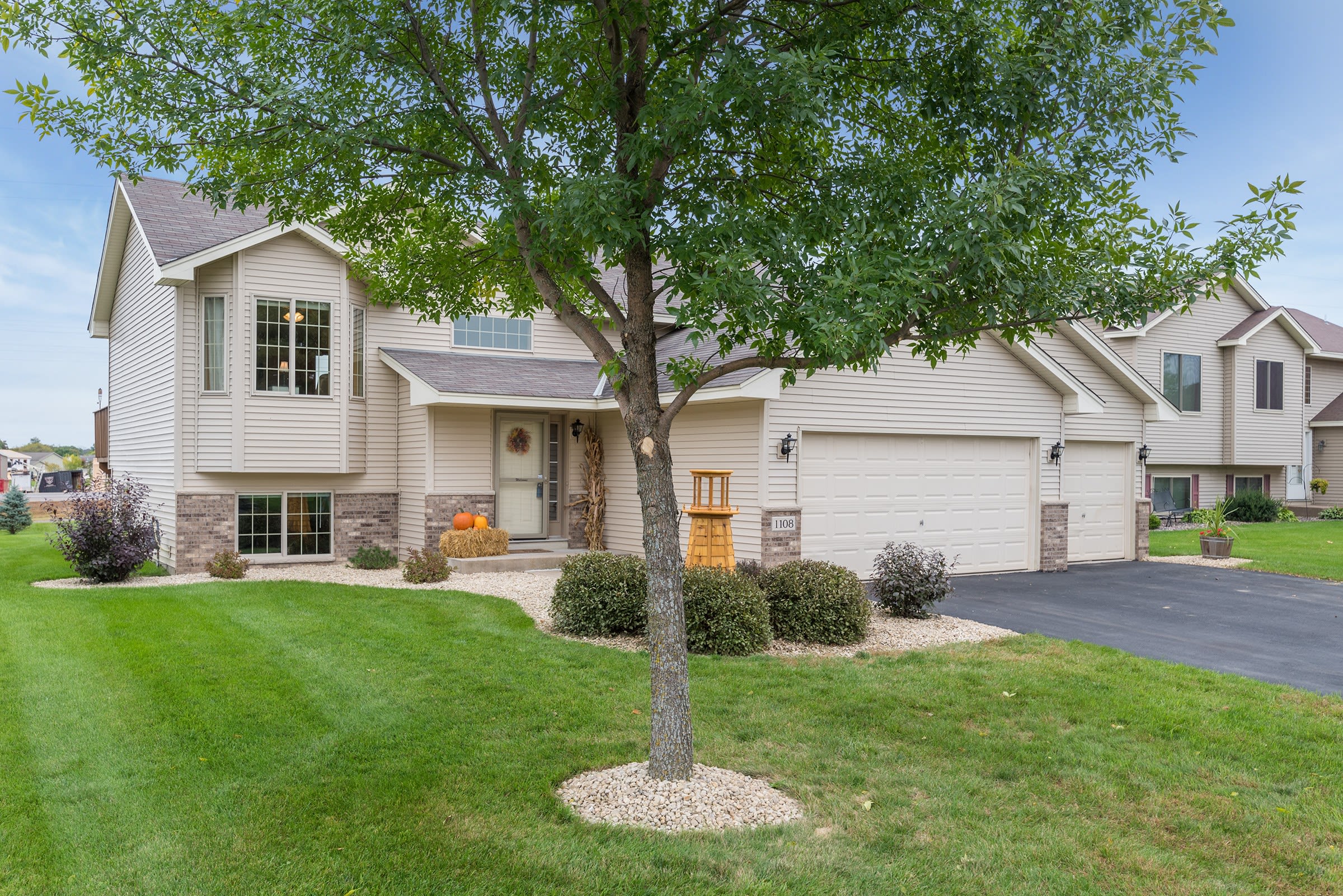 A Beautiful 4-Bedroom Split in Isanti is Calling Your Name inception-app-prod/NmEwNzBmMGYtMmUxNi00Yjk4LTgxZDYtYWQ1NjI2ZjAyZmY4/content/2019/05/photo-001-4.jpg