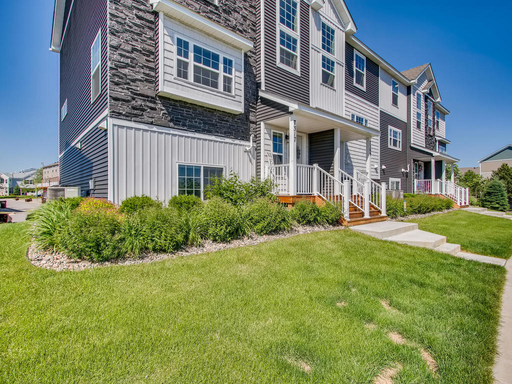 Beautiful Maintenance-Free Living in Ramsey Was Just Listed! inception-app-prod/NmEwNzBmMGYtMmUxNi00Yjk4LTgxZDYtYWQ1NjI2ZjAyZmY4/content/2020/06/NzMxNy1lLXJhbXNleS1wYXJrd2F5LXJhbXNleS0wMDMtMDA3.jpg