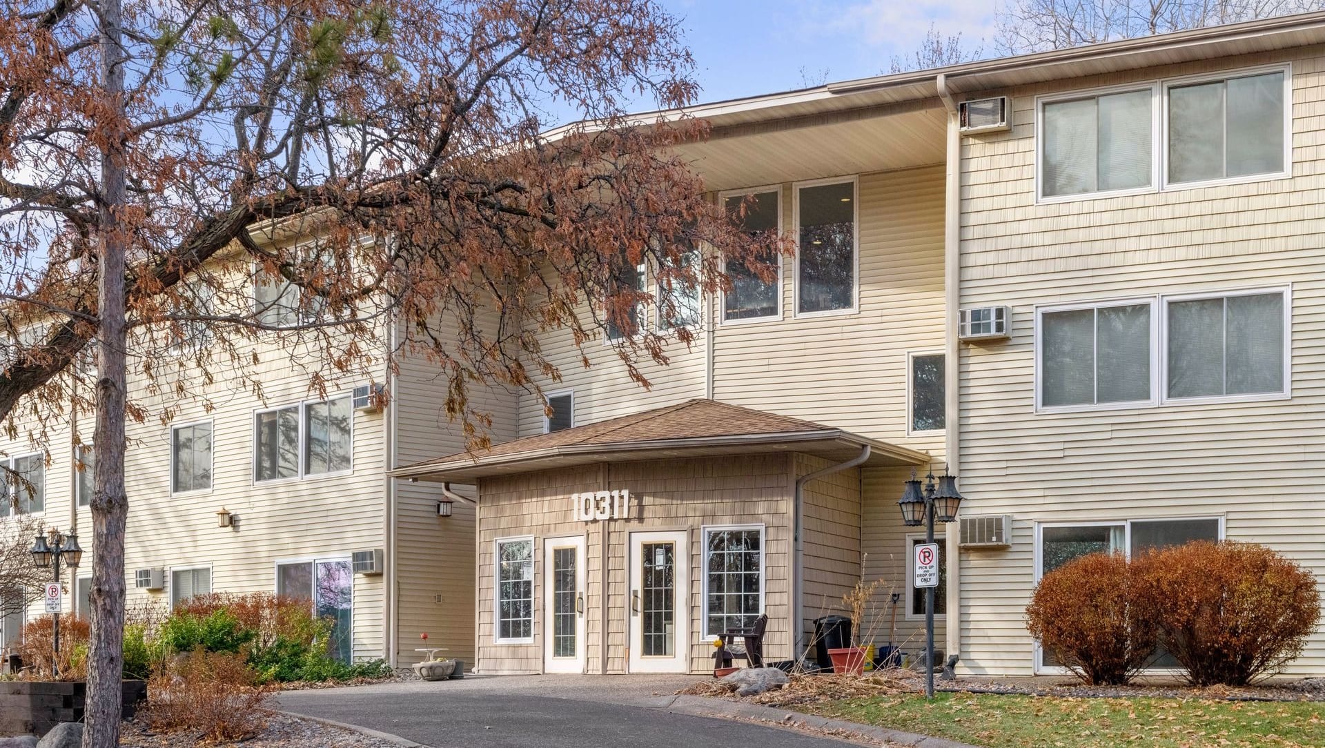 Welcome Home to Updated Condo Life in Minnetonka inception-app-prod/NmEwNzBmMGYtMmUxNi00Yjk4LTgxZDYtYWQ1NjI2ZjAyZmY4/content/2020/12/photo-002-2.jpg