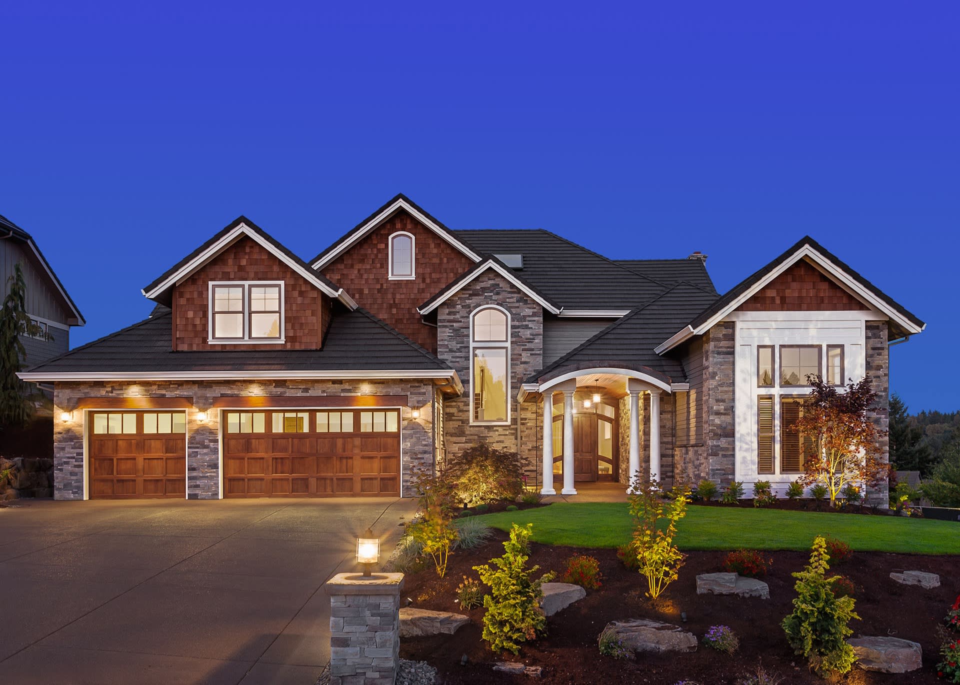 inception-app-prod/NmQ5YjljOTgtMzdjYy00N2VhLWJmZTAtNzIzNTc5ZmRiMzcw/content/2021/01/home-exterior-night-new-luxury-house-266465897.jpg