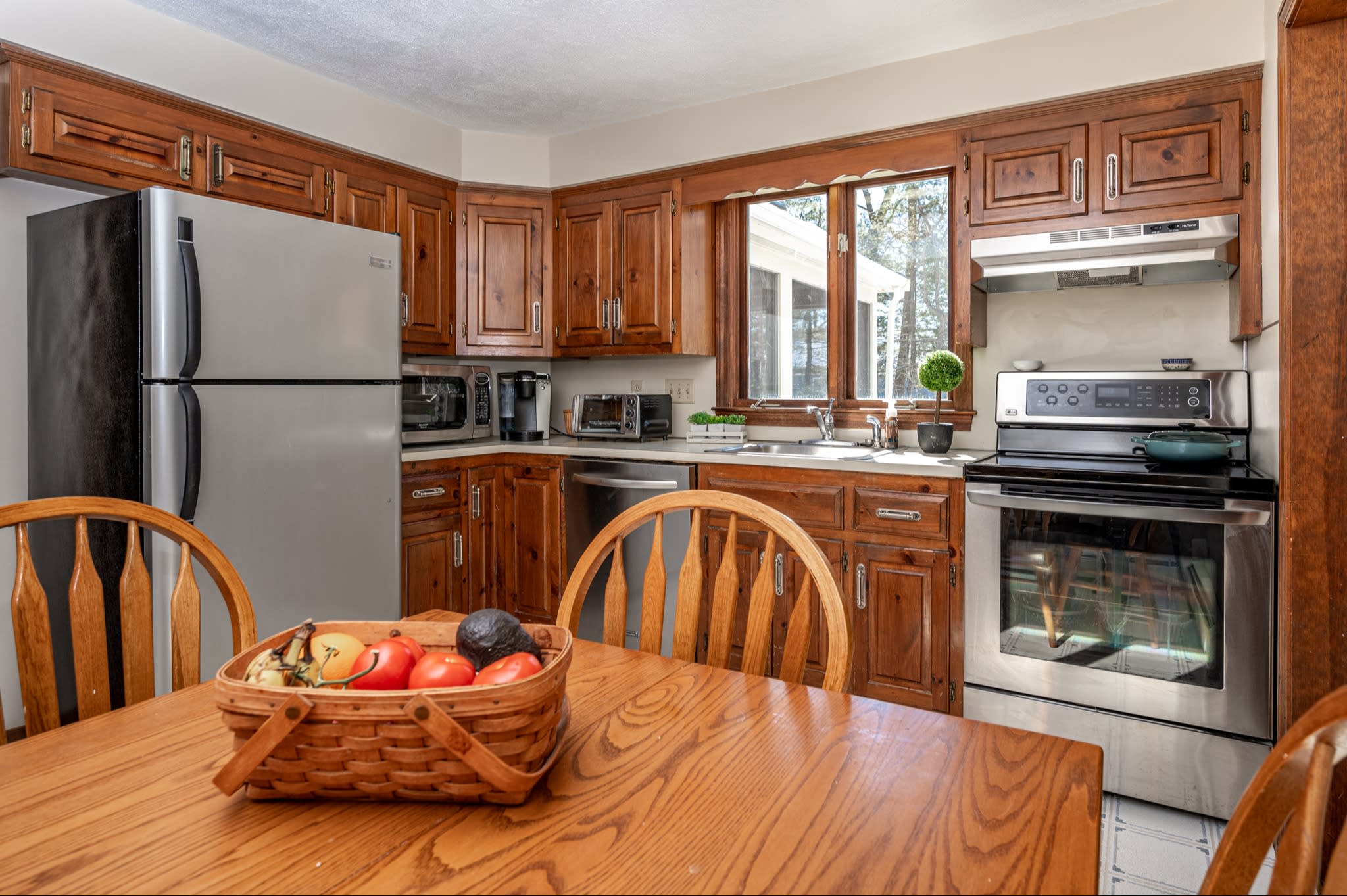 SOLD! 113 Gayland Road in Needham inception-app-prod/NmU2ZTUzNTQtMTA5MC00MzY0LWFmNmYtZmVkMjVjMjY0ZWIx/content/2021/03/113-gayland-rd-10.jpg