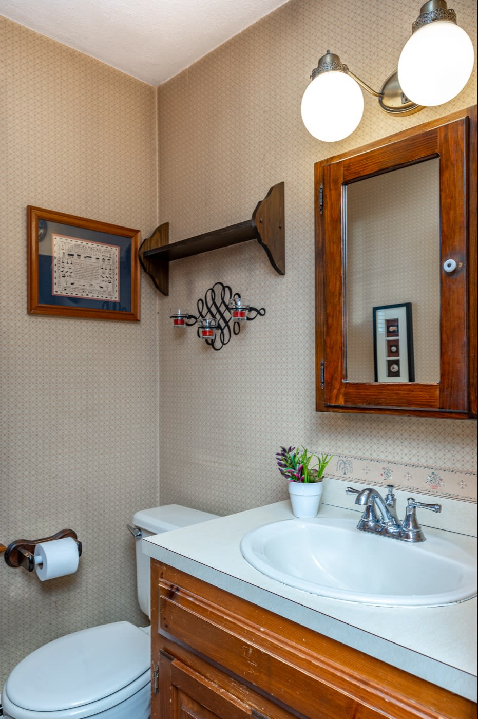 SOLD! 113 Gayland Road in Needham inception-app-prod/NmU2ZTUzNTQtMTA5MC00MzY0LWFmNmYtZmVkMjVjMjY0ZWIx/content/2021/03/113-gayland-rd-17.jpg