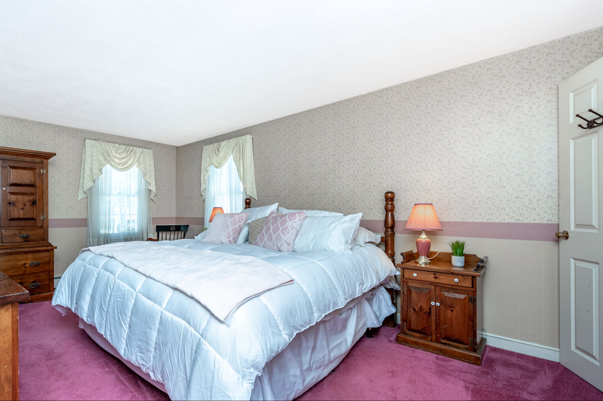 SOLD! 113 Gayland Road in Needham inception-app-prod/NmU2ZTUzNTQtMTA5MC00MzY0LWFmNmYtZmVkMjVjMjY0ZWIx/content/2021/03/113-gayland-rd-23.jpg