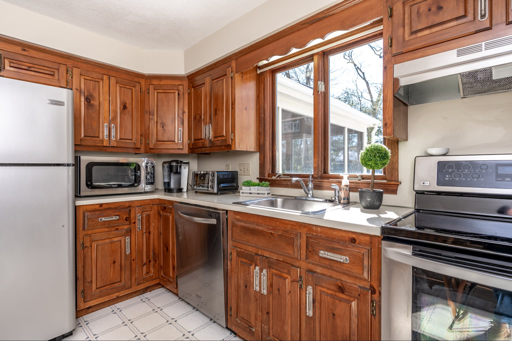 SOLD! 113 Gayland Road in Needham inception-app-prod/NmU2ZTUzNTQtMTA5MC00MzY0LWFmNmYtZmVkMjVjMjY0ZWIx/content/2021/03/113-gayland-rd-8.jpg