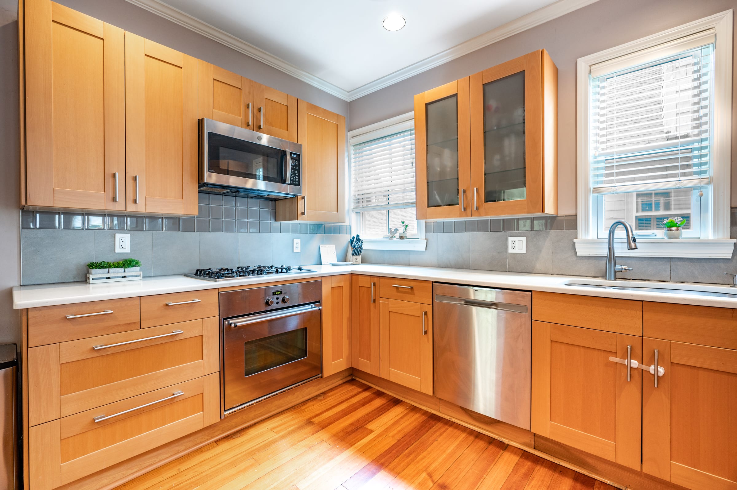 SOLD! 150 Walnut Street Unit 1 in Brookline inception-app-prod/NmU2ZTUzNTQtMTA5MC00MzY0LWFmNmYtZmVkMjVjMjY0ZWIx/content/2021/08/150-Walnut-St-17.jpg