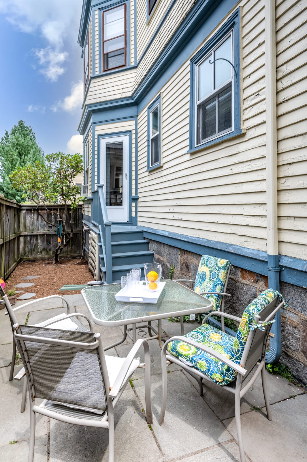 SOLD! 150 Walnut Street Unit 1 in Brookline inception-app-prod/NmU2ZTUzNTQtMTA5MC00MzY0LWFmNmYtZmVkMjVjMjY0ZWIx/content/2021/08/150-Walnut-St-6.jpg