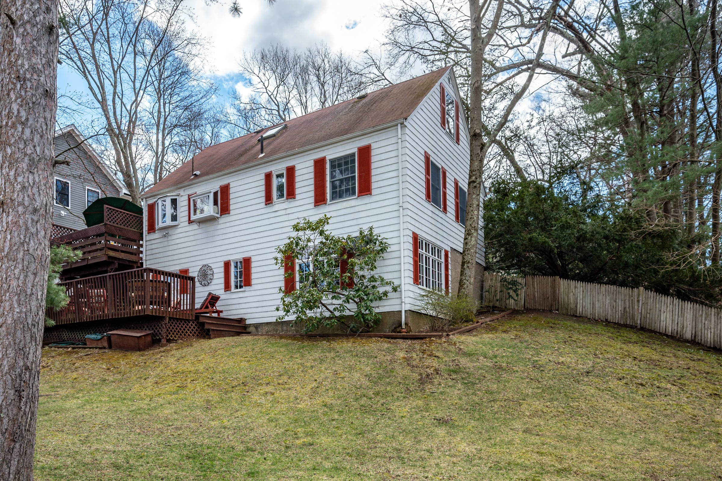 SOLD! 37 Gayland Road in Needham inception-app-prod/NmU2ZTUzNTQtMTA5MC00MzY0LWFmNmYtZmVkMjVjMjY0ZWIx/content/2022/04/8c4124dfe557f09238586138bdfa85e8a6b22d59.jpg