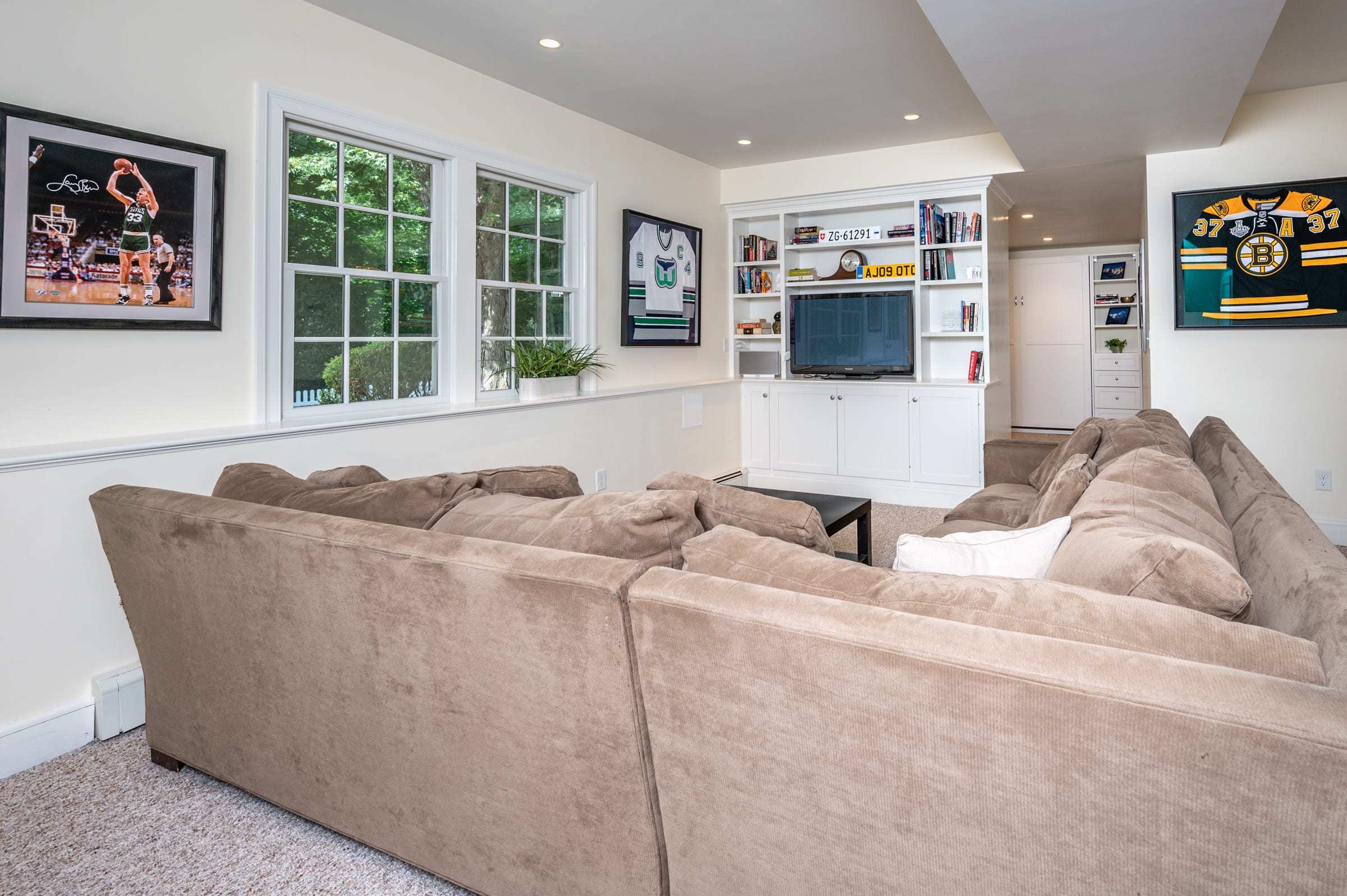 UNDER CONTRACT! 273 Nehoiden Street in Needham inception-app-prod/NmU2ZTUzNTQtMTA5MC00MzY0LWFmNmYtZmVkMjVjMjY0ZWIx/content/2022/09/2136bda958c02a2ff7fd19439b43102ca6e8c878.jpg