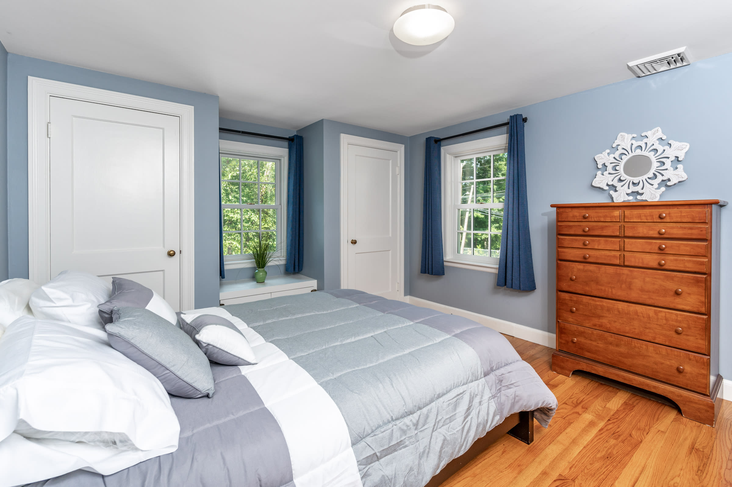 UNDER CONTRACT! 273 Nehoiden Street in Needham inception-app-prod/NmU2ZTUzNTQtMTA5MC00MzY0LWFmNmYtZmVkMjVjMjY0ZWIx/content/2022/09/8f0a8a80605c6c5aee4875d2c444185fad981bcf.jpg