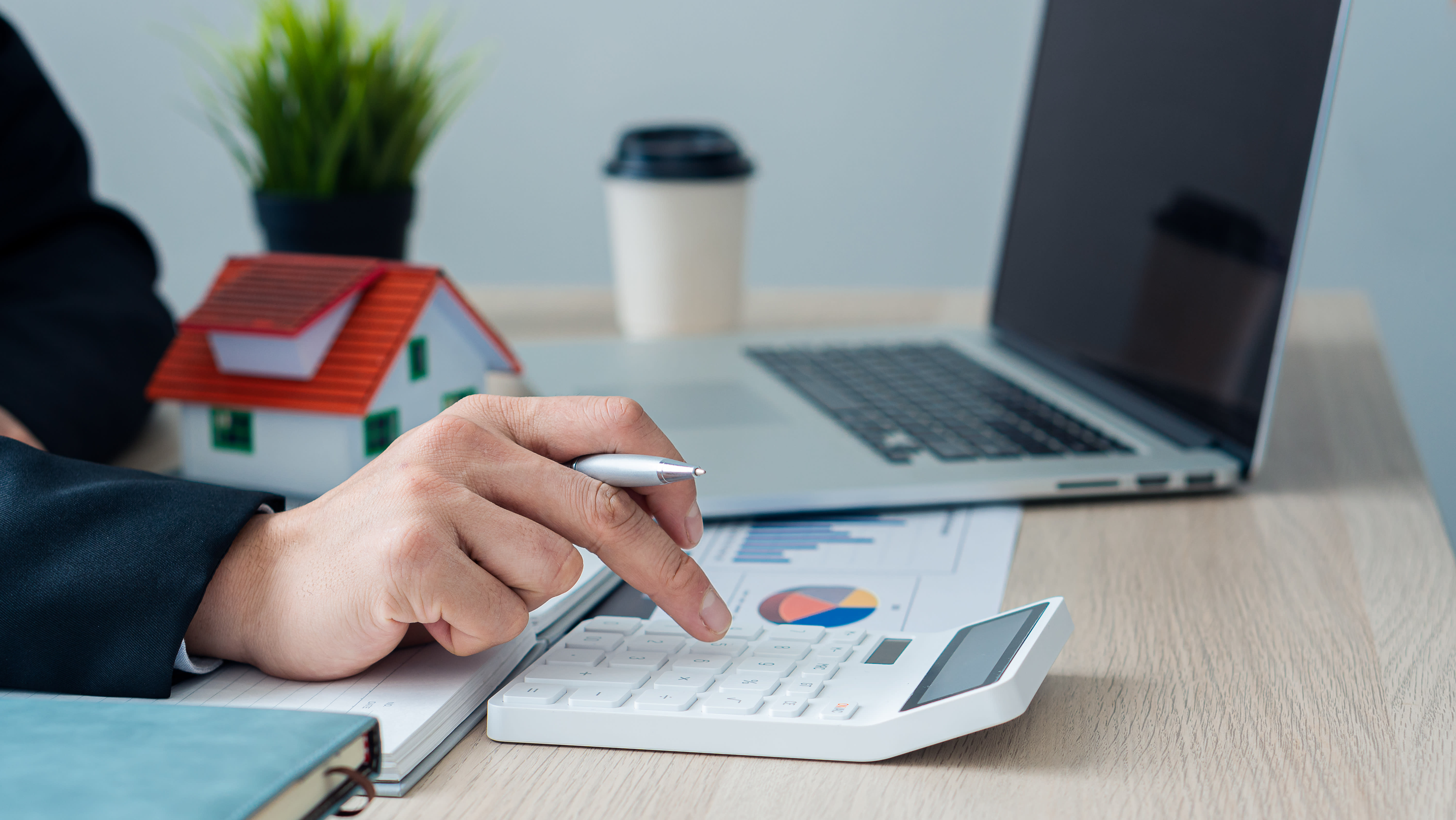 How to Lower Homeowners Insurance Costs inception-app-prod/NzA3N2Y0ZTEtZTYzYi00ZDY5LTllMTAtOTI0NmY4MDU4YWM2/content/2026/05/e9efada4b591f3315982e91ad7d232ecda98940a.jpg