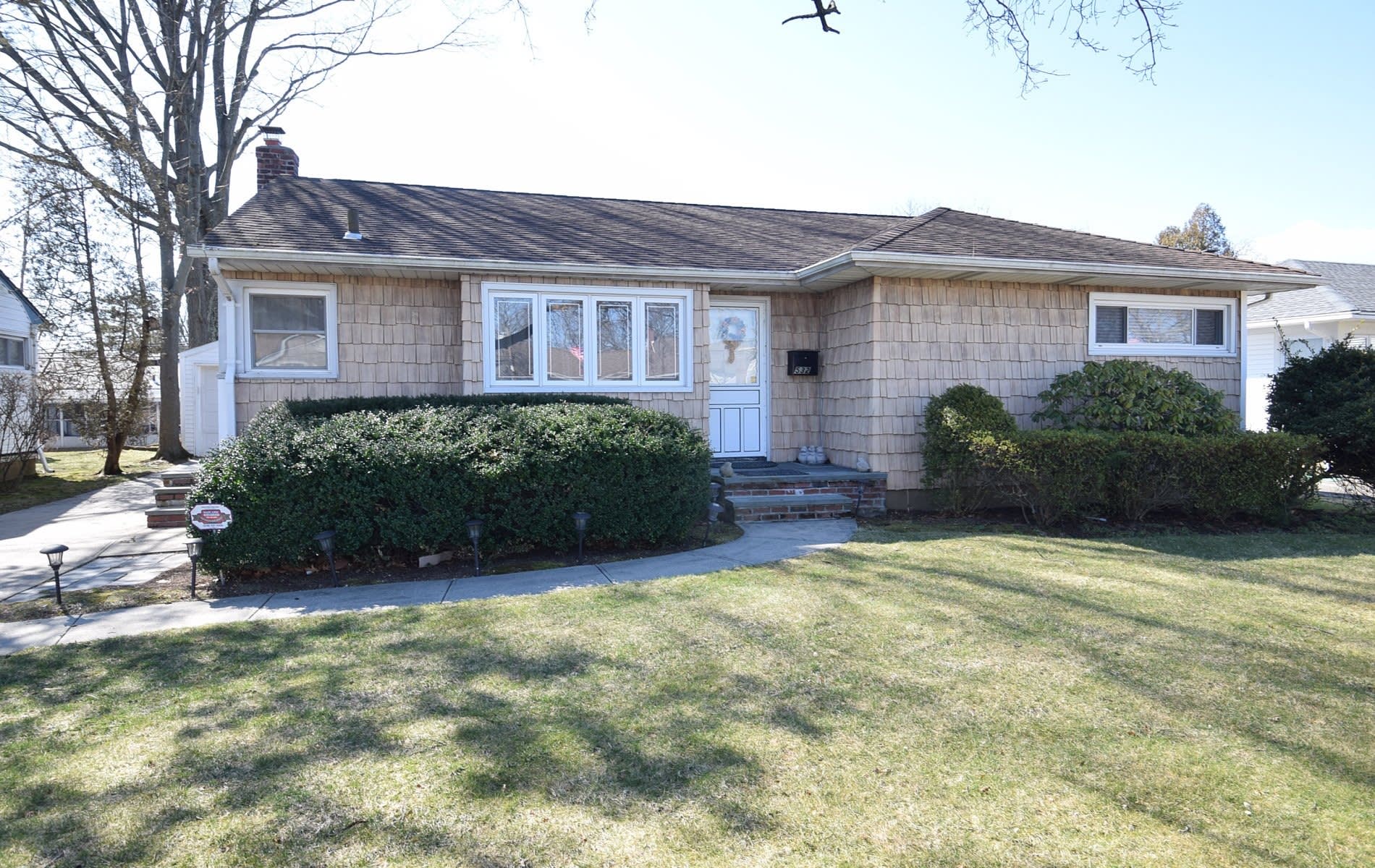 532 Chestnut Ln, East Meadow, NY 11554 inception-app-prod/NzEzZTkyYzUtOTI0NC00MjFhLWEyNTEtZTBhNWQwMDdkOGM2/content/2020/08/dsc0152.jpg