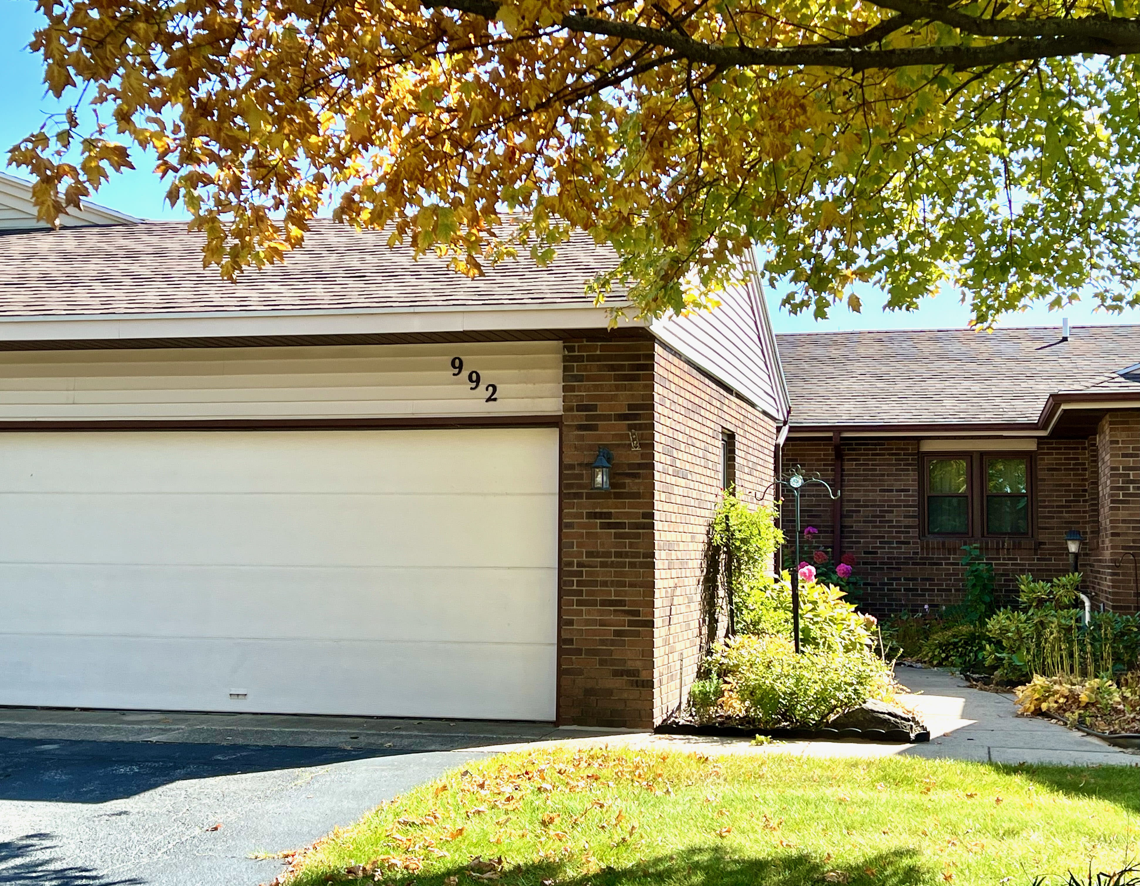 Charming Amber Lakes Property with Stunning Lake Views and Walkout Lower Level (copy) inception-app-prod/NzM3NDEzOGEtNjc5YS00MmRjLWIzZGUtMzhmNzZhZDgyNTE2/content/2024/12/66e208bf06976438a05f27eb1d529d7e8b4b8441.jpeg