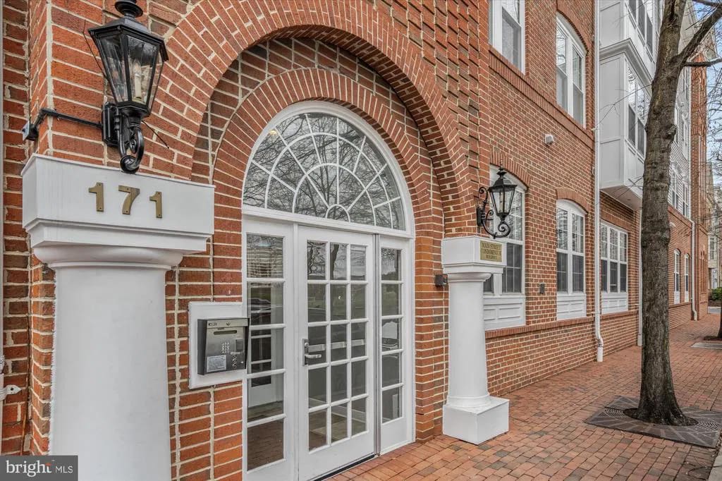 171 Somervelle Street #106, Alexandria, VA 22304 inception-app-prod/NzUzOGUwYTUtYjhjZi00MzI0LWJkZTItOWVlNmFjMjZjN2Nl/content/2025/09/2014f91a2931761188eb39dd165ee7589735855f.webp