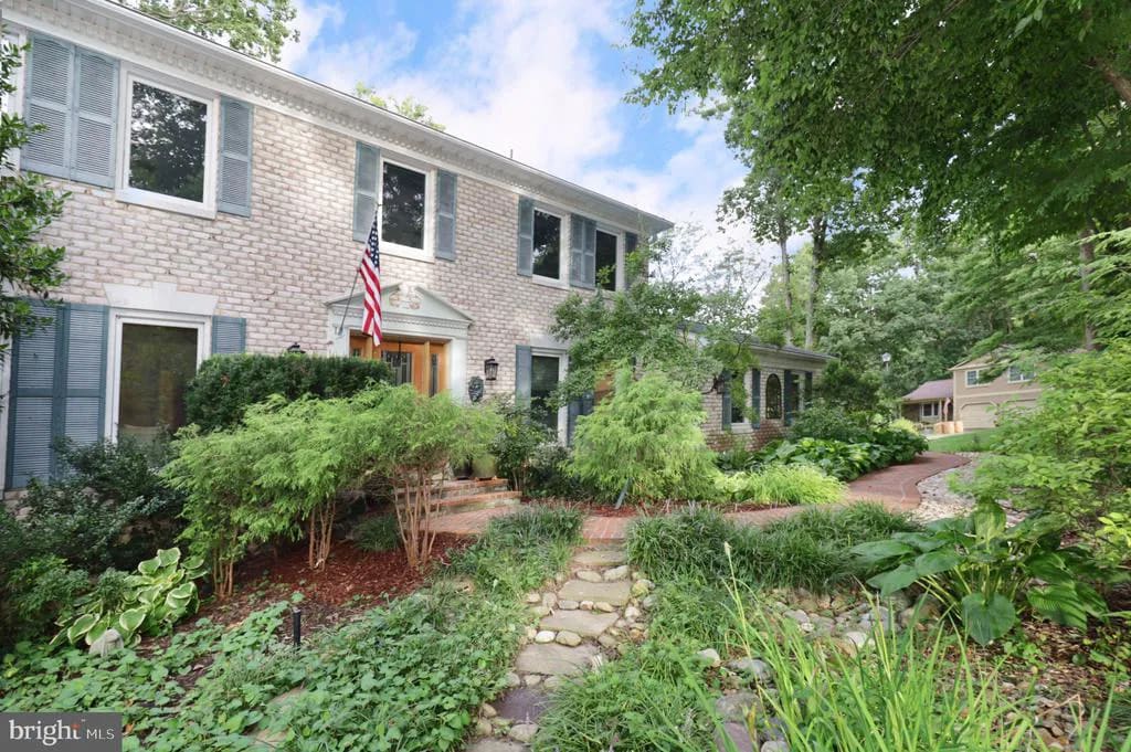 9020 Octavia Court, Springfield, VA 22153 inception-app-prod/NzUzOGUwYTUtYjhjZi00MzI0LWJkZTItOWVlNmFjMjZjN2Nl/content/2025/09/357cad9c280fb2cb52135f0e5ed2c76e43f1ac74.webp