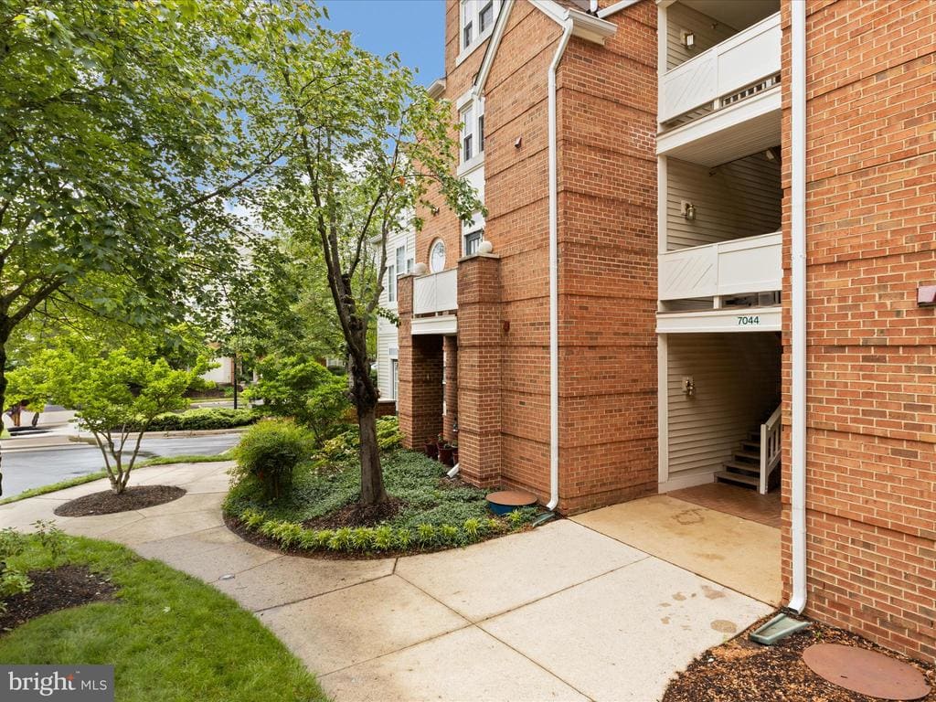 7044 Ellingham Circle #E, Alexandria, VA 22315 inception-app-prod/NzUzOGUwYTUtYjhjZi00MzI0LWJkZTItOWVlNmFjMjZjN2Nl/content/2025/09/6cbf8aca2fd3a891e7dc07761d155e2152806e17.webp