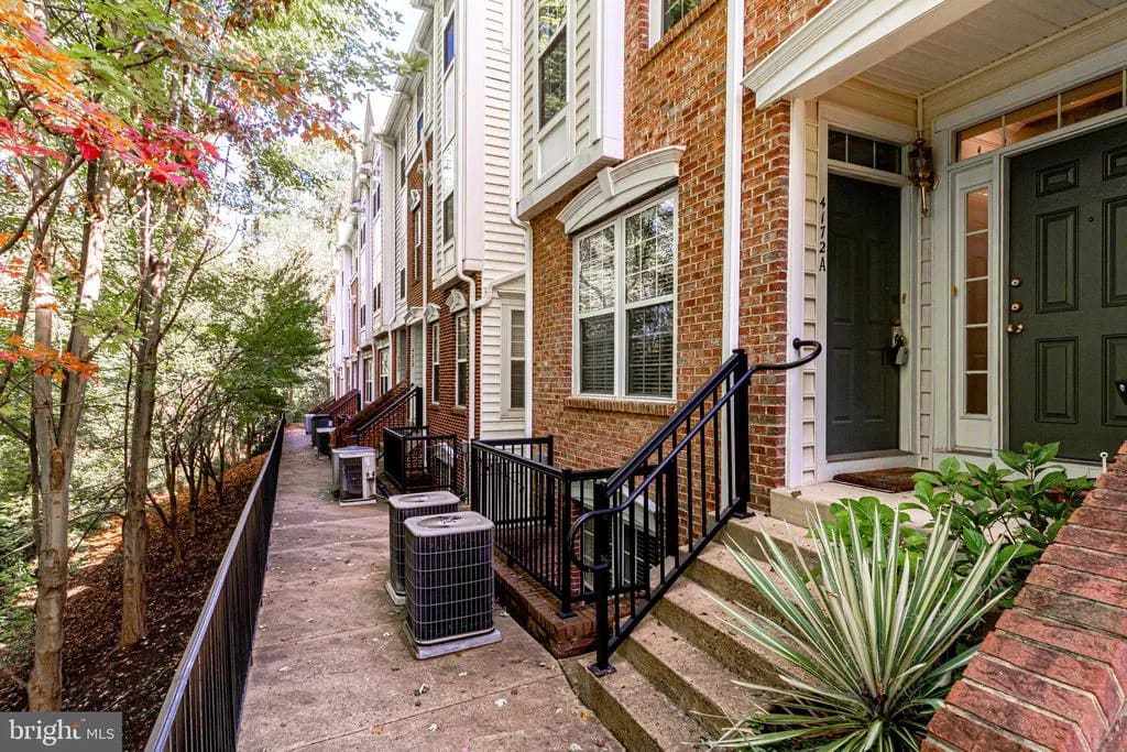 4172 Lochleven Trail #1602A, Fairfax, VA 22030 inception-app-prod/NzUzOGUwYTUtYjhjZi00MzI0LWJkZTItOWVlNmFjMjZjN2Nl/content/2025/09/6d645ef14f13e4d8ba443642ef3e1e80b662f652.webp