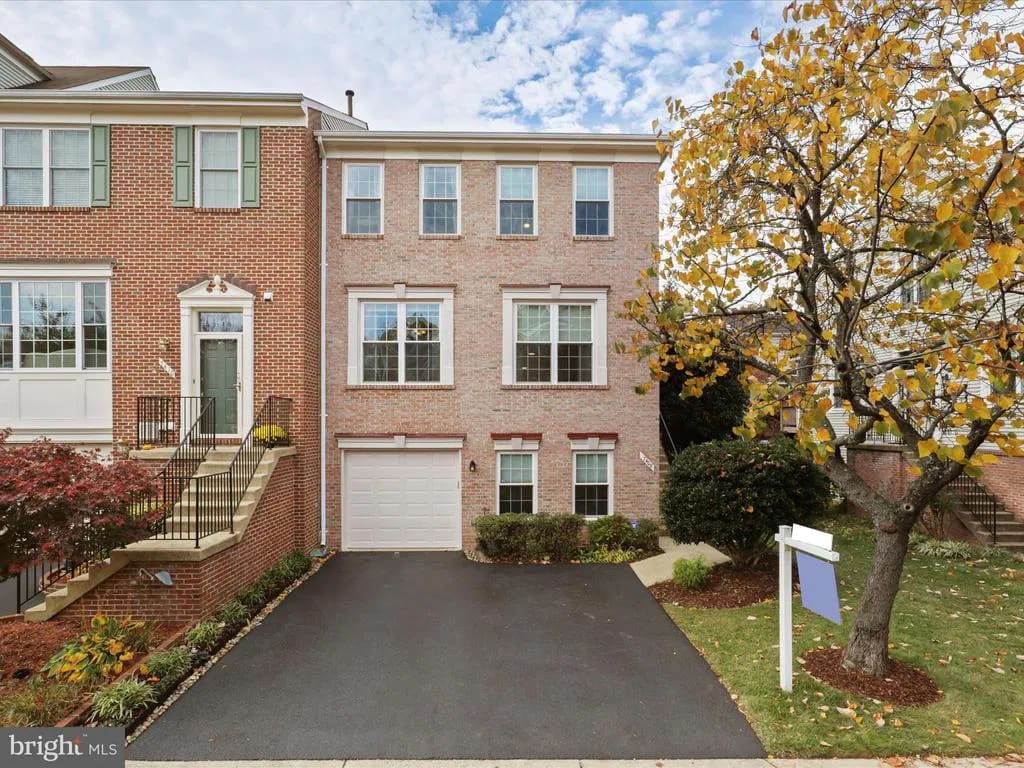 7408 Gillingham Row, Alexandria, VA 22315 inception-app-prod/NzUzOGUwYTUtYjhjZi00MzI0LWJkZTItOWVlNmFjMjZjN2Nl/content/2025/09/86fc627f17e27fdef6e26aea53acc0869525f8f5.webp