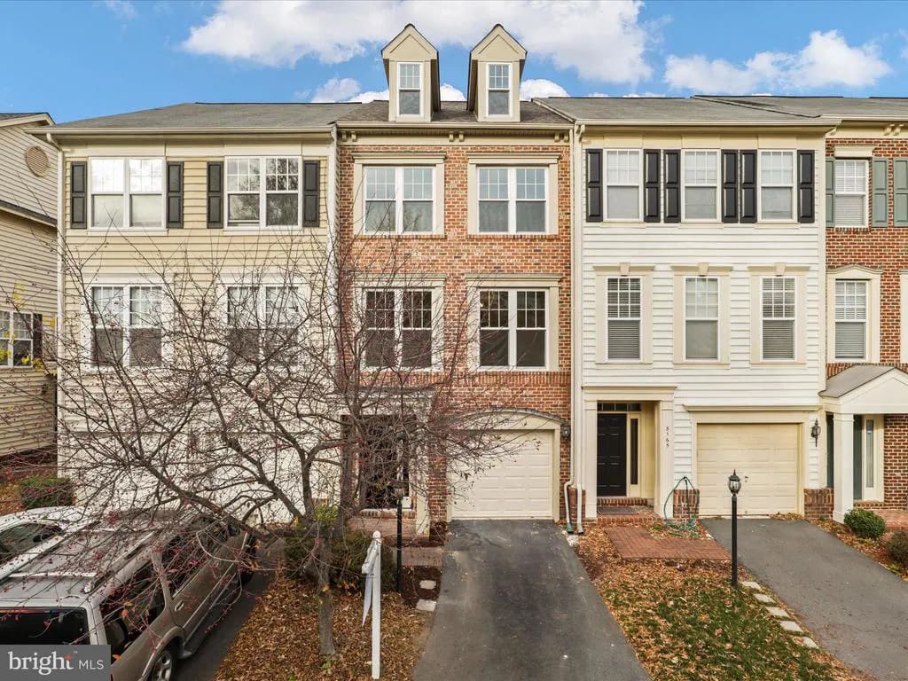 8163 Dove Cottage Court, Lorton, VA 22079 inception-app-prod/NzUzOGUwYTUtYjhjZi00MzI0LWJkZTItOWVlNmFjMjZjN2Nl/content/2025/09/aa7dbcb0bac1d504ce114899e96b41f610c282c7.webp