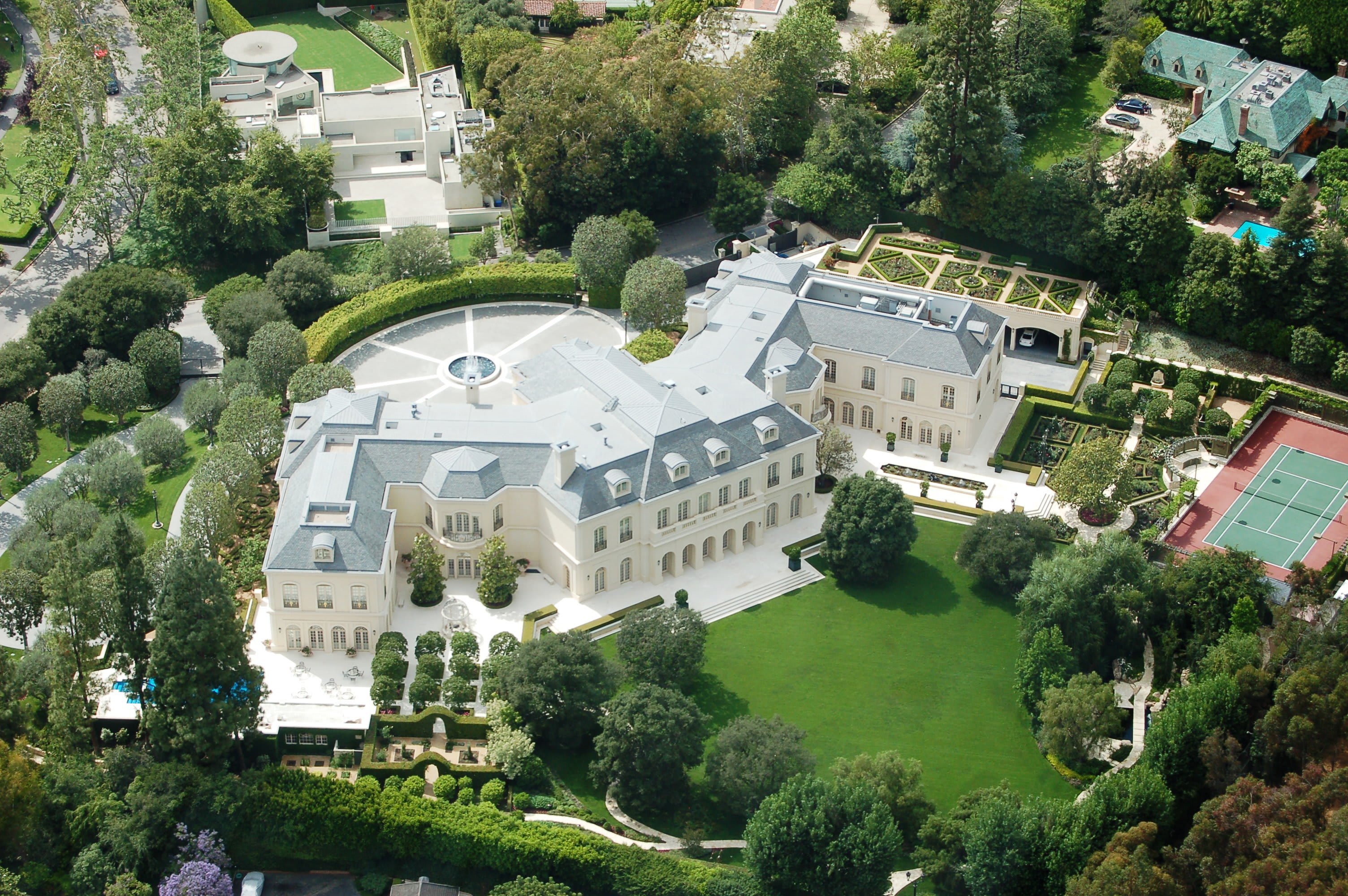 Spelling Manor and Holmby Hills: The Mansion That Angered Its Neighbors inception-app-prod/NzdjOWQ0ODEtMGI3My00NzFmLWI0NjctMjc0ODNmYjdiOWE0/content/2026/07/88c9fbbab0b8d79b5872b50a8449280b42d280a4.jpg