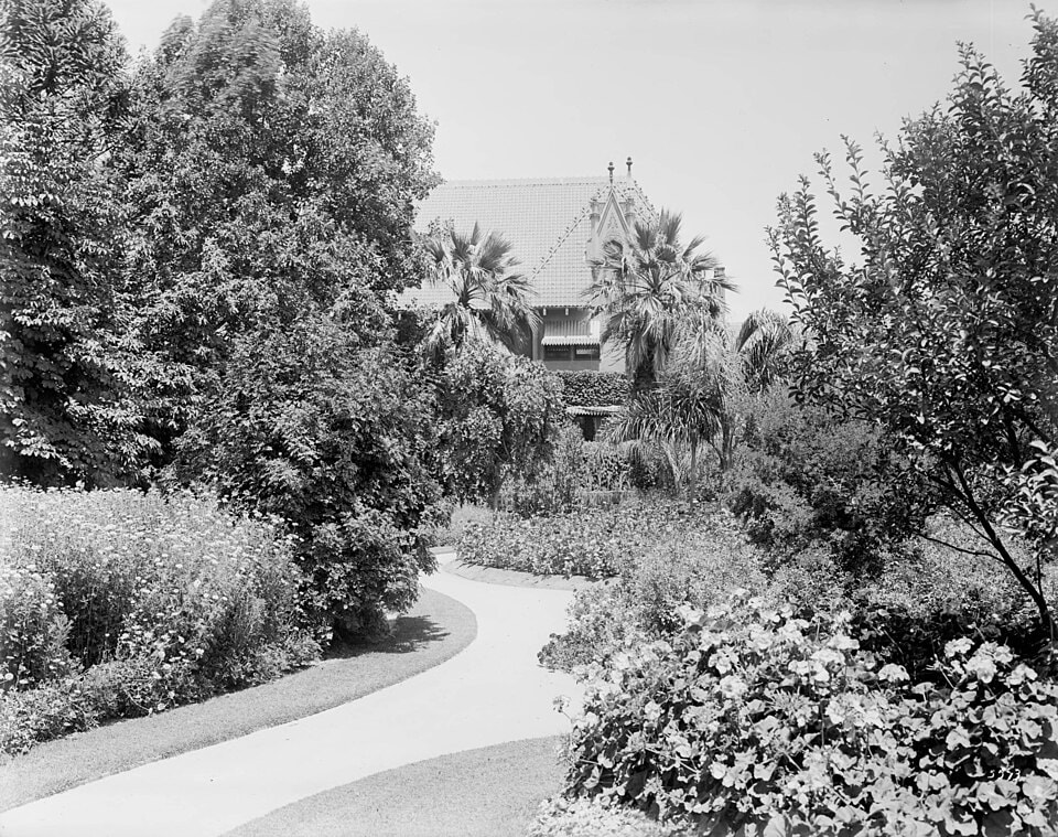 Living in West Adams: Historic Homes and a Neighborhood in Transition inception-app-prod/NzdjOWQ0ODEtMGI3My00NzFmLWI0NjctMjc0ODNmYjdiOWE0/content/2026/07/d22436051b8bf818e9879a47544dc82922381017.jpg