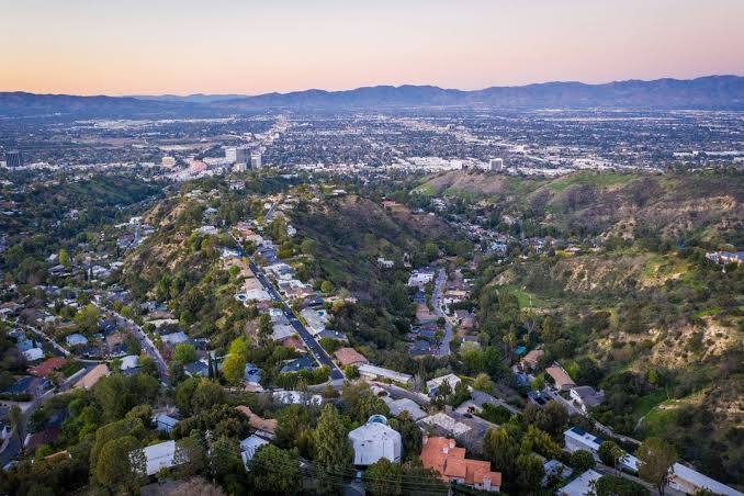 Mulholland Estates inception-app-prod/NzdjOWQ0ODEtMGI3My00NzFmLWI0NjctMjc0ODNmYjdiOWE0/content/2026/08/891d48693b95f24935c5e0fad81372d4167d2163.jpg