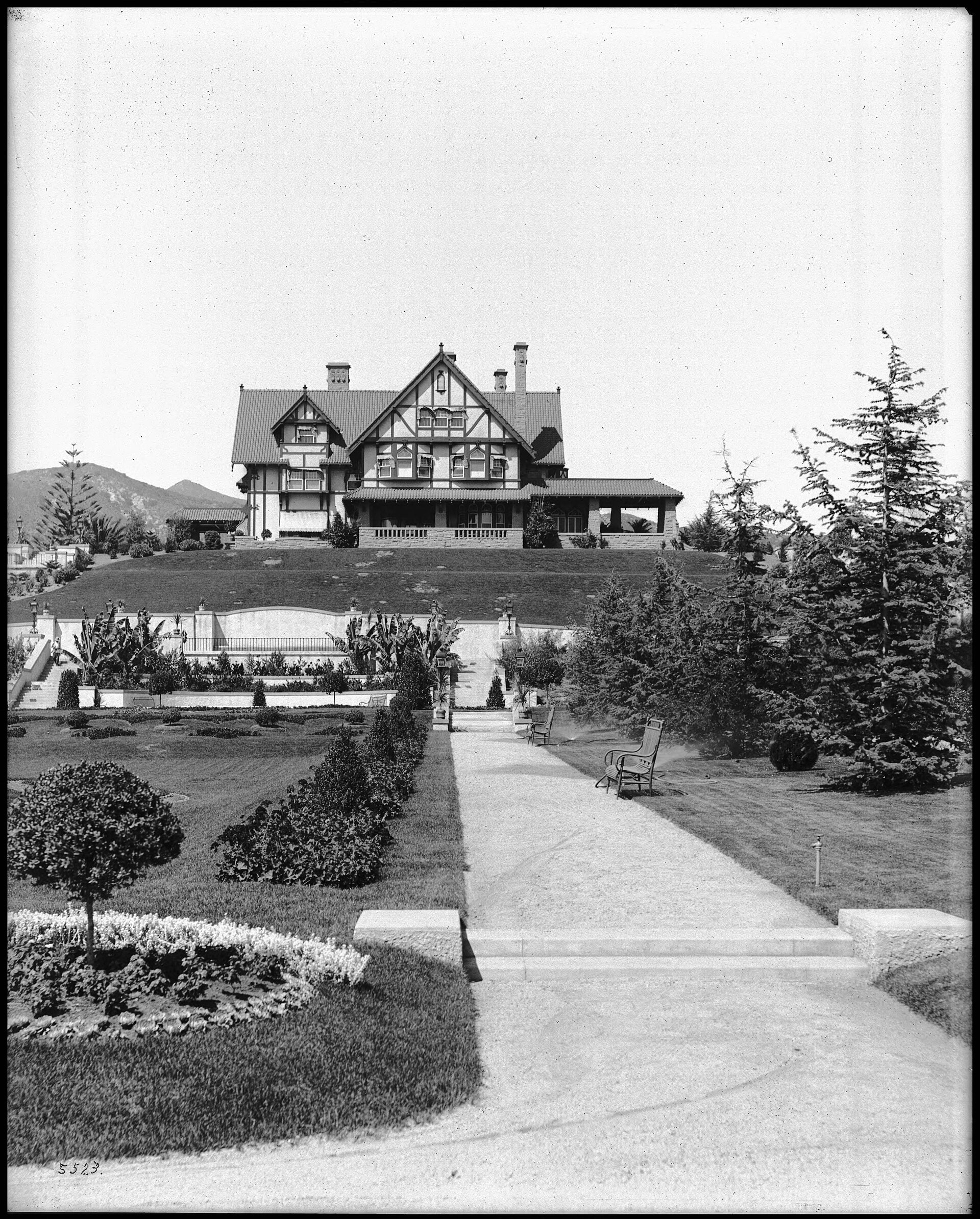 Carolwood Drive Los Angeles: History, Celebrity Homes and Holmby Hills Real Estate inception-app-prod/NzdjOWQ0ODEtMGI3My00NzFmLWI0NjctMjc0ODNmYjdiOWE0/content/2026/08/95bb610dca7db1a0968abe941aca916dc8d516ec.jpg