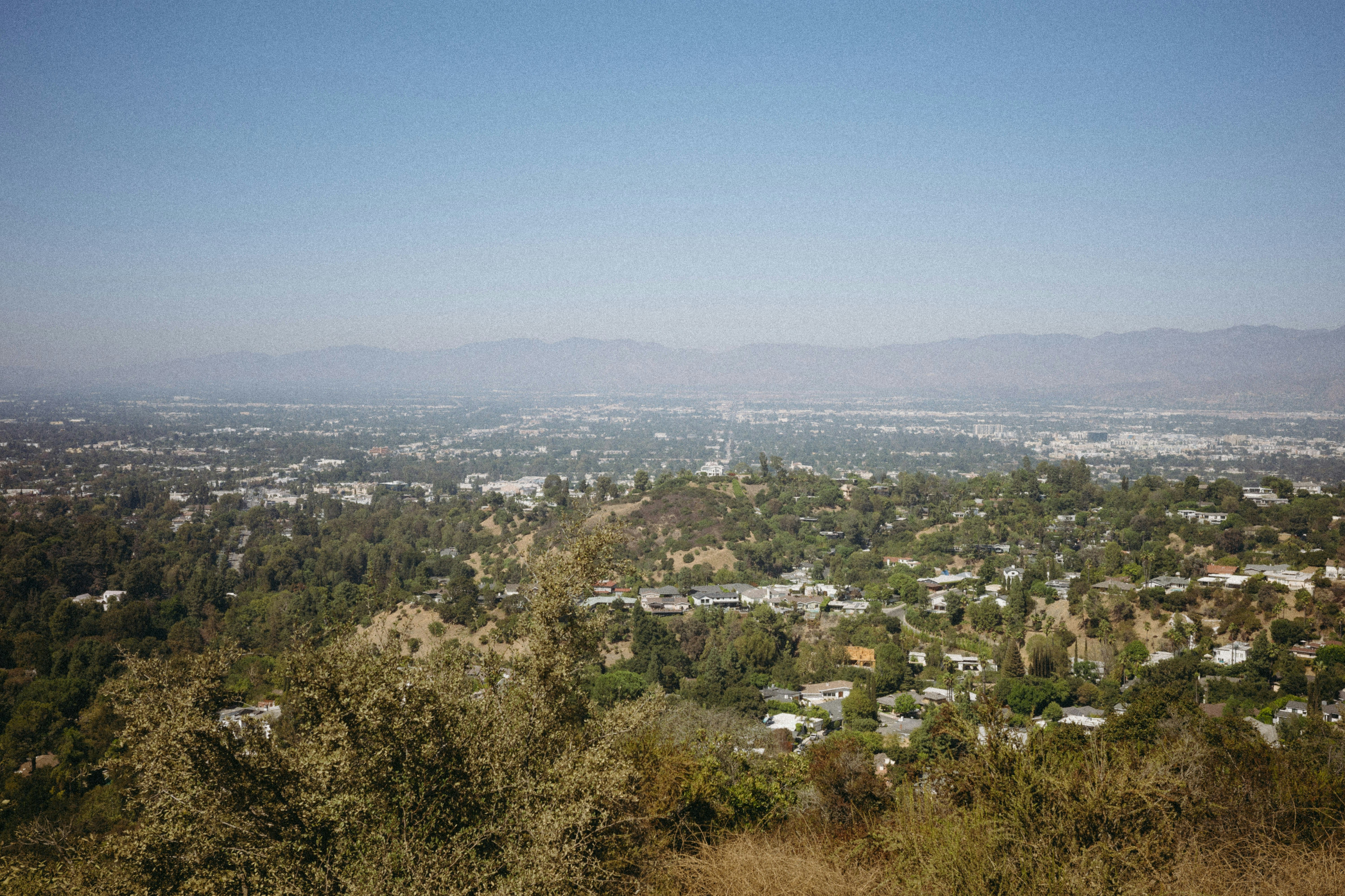 Mulholland Drive Los Angeles: History, Views, Homes and Hollywood Hills Real Estate inception-app-prod/NzdjOWQ0ODEtMGI3My00NzFmLWI0NjctMjc0ODNmYjdiOWE0/content/2026/08/daeb12d970a5ddaa6245d9c1da8edc4df105b4e9.jpg