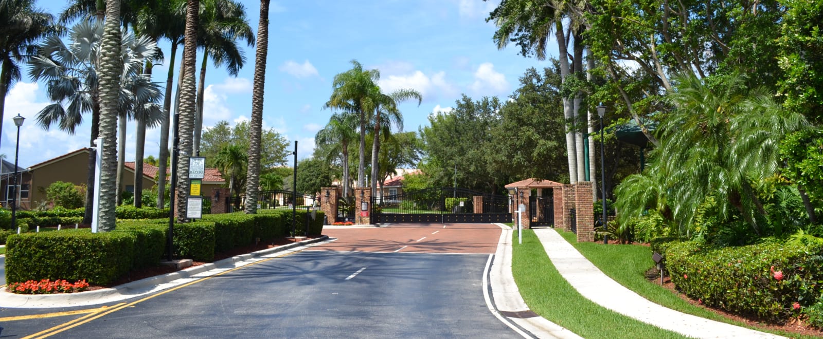 inception-app-prod/ODA4YzA4OTAtMGJmMy00ZWU3LWFhZTYtMjVlMGFhMWJiZjIz/content/2018/06/Alhambra Entrance_2_Cropped.png