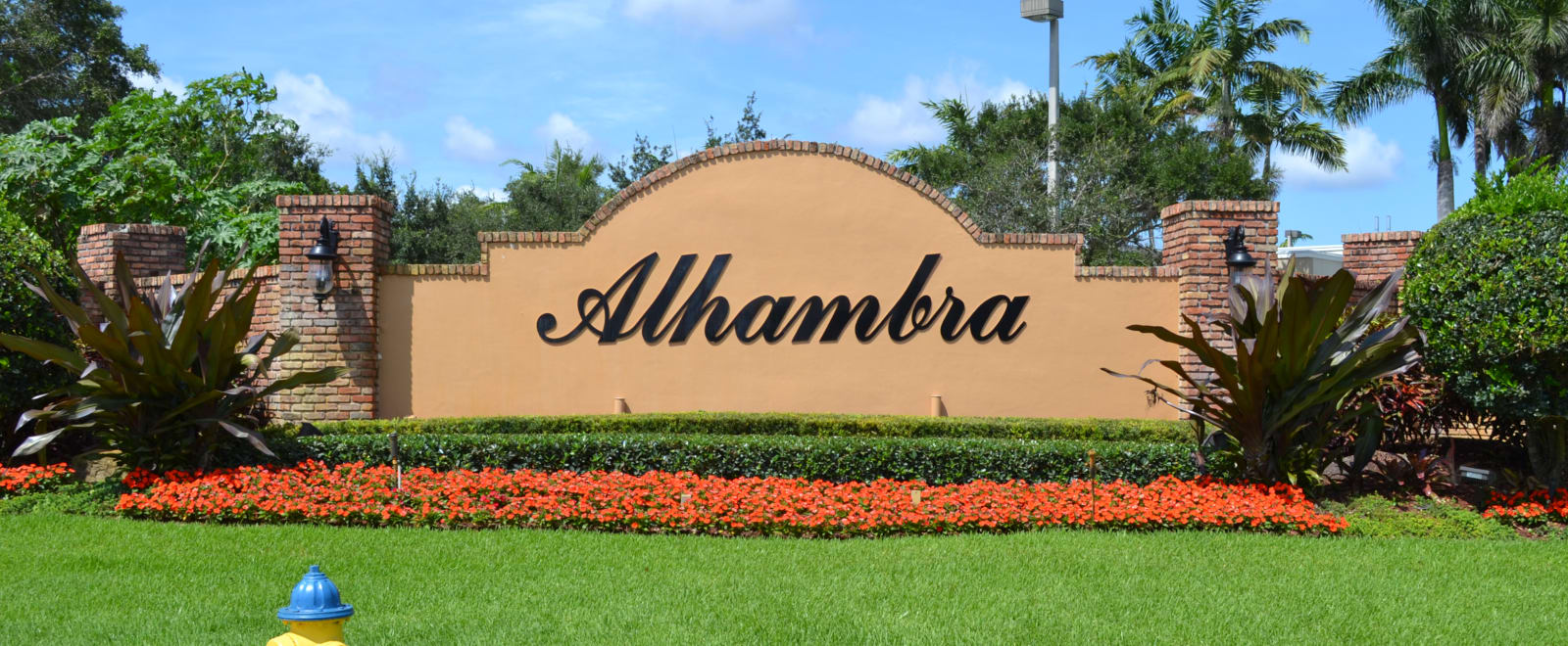 inception-app-prod/ODA4YzA4OTAtMGJmMy00ZWU3LWFhZTYtMjVlMGFhMWJiZjIz/content/2018/06/Alhambra Entrance_Cropped.png