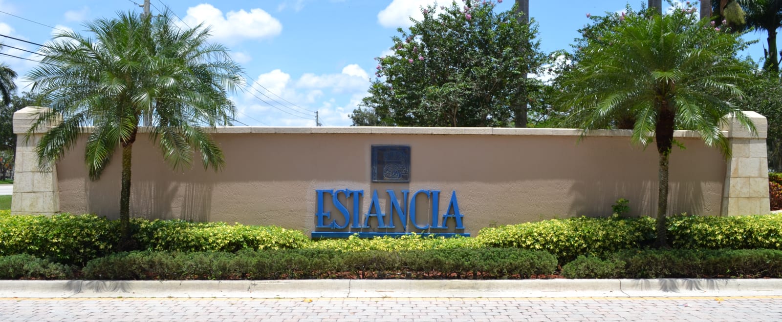 inception-app-prod/ODA4YzA4OTAtMGJmMy00ZWU3LWFhZTYtMjVlMGFhMWJiZjIz/content/2018/06/Estancia Entrance_Cropped.png