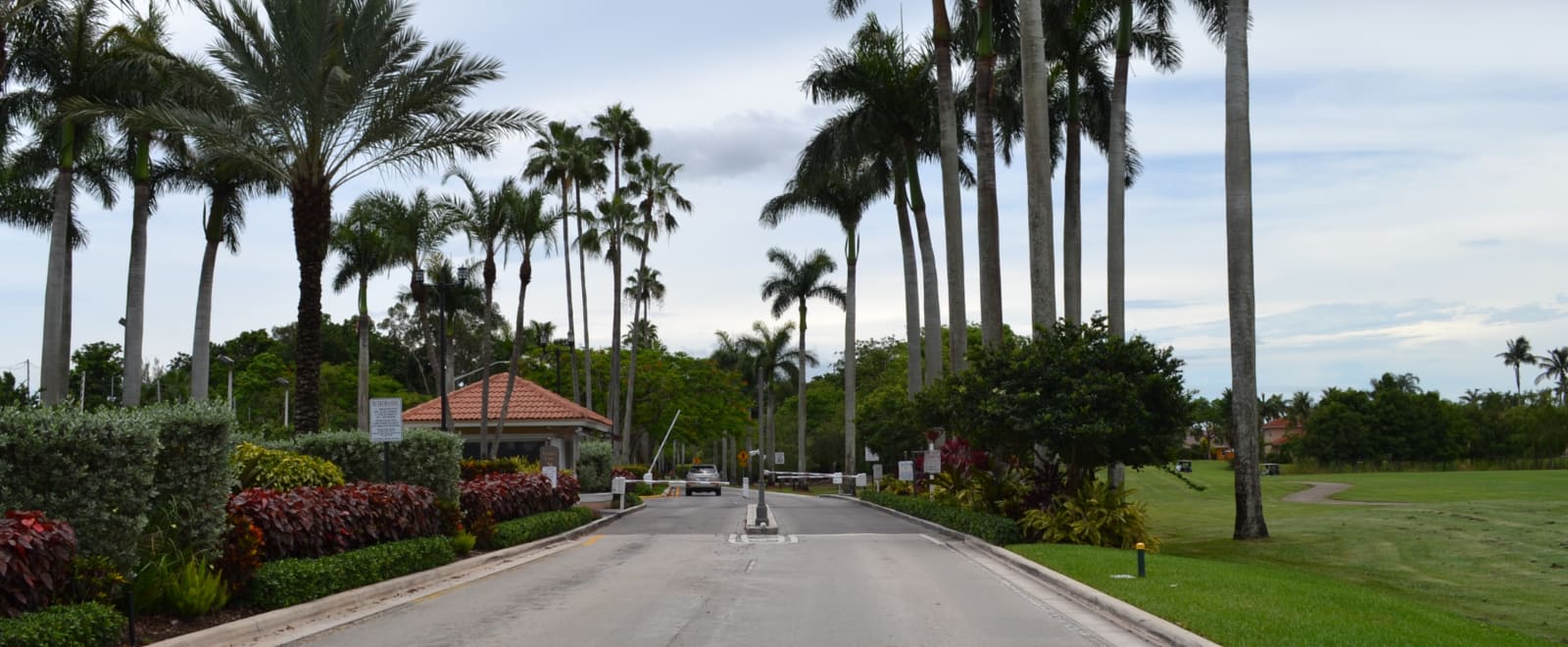 inception-app-prod/ODA4YzA4OTAtMGJmMy00ZWU3LWFhZTYtMjVlMGFhMWJiZjIz/content/2018/06/Grand Palms Entrance_3_Cropped.png