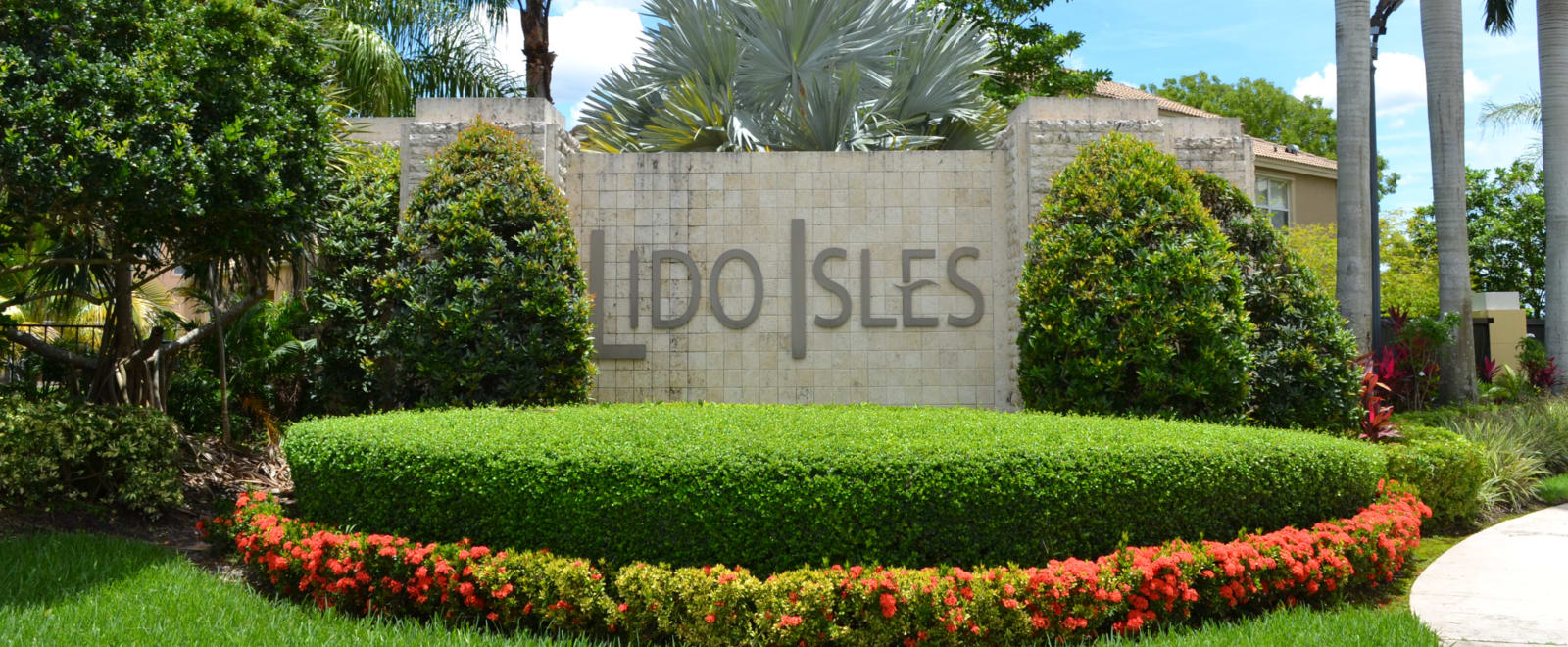 inception-app-prod/ODA4YzA4OTAtMGJmMy00ZWU3LWFhZTYtMjVlMGFhMWJiZjIz/content/2018/06/Lido Isles Entrance_2_Cropped.png